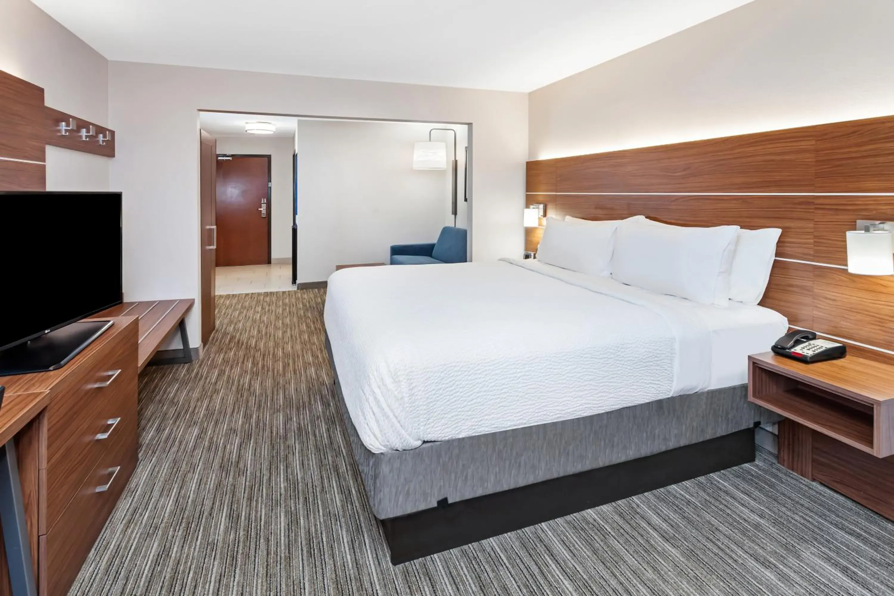 Bed in Holiday Inn Express Hotel & Suites Chicago South Lansing by IHG Bed in Holiday Inn Express Hotel & Suites Chicago South Lansing by IHG