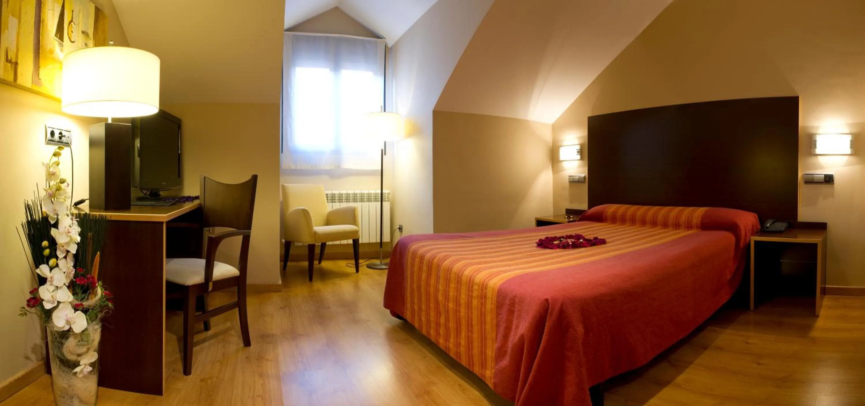 Photo of the whole room, Bed in SNÖ Hotel Ciudad de Sabiñánigo