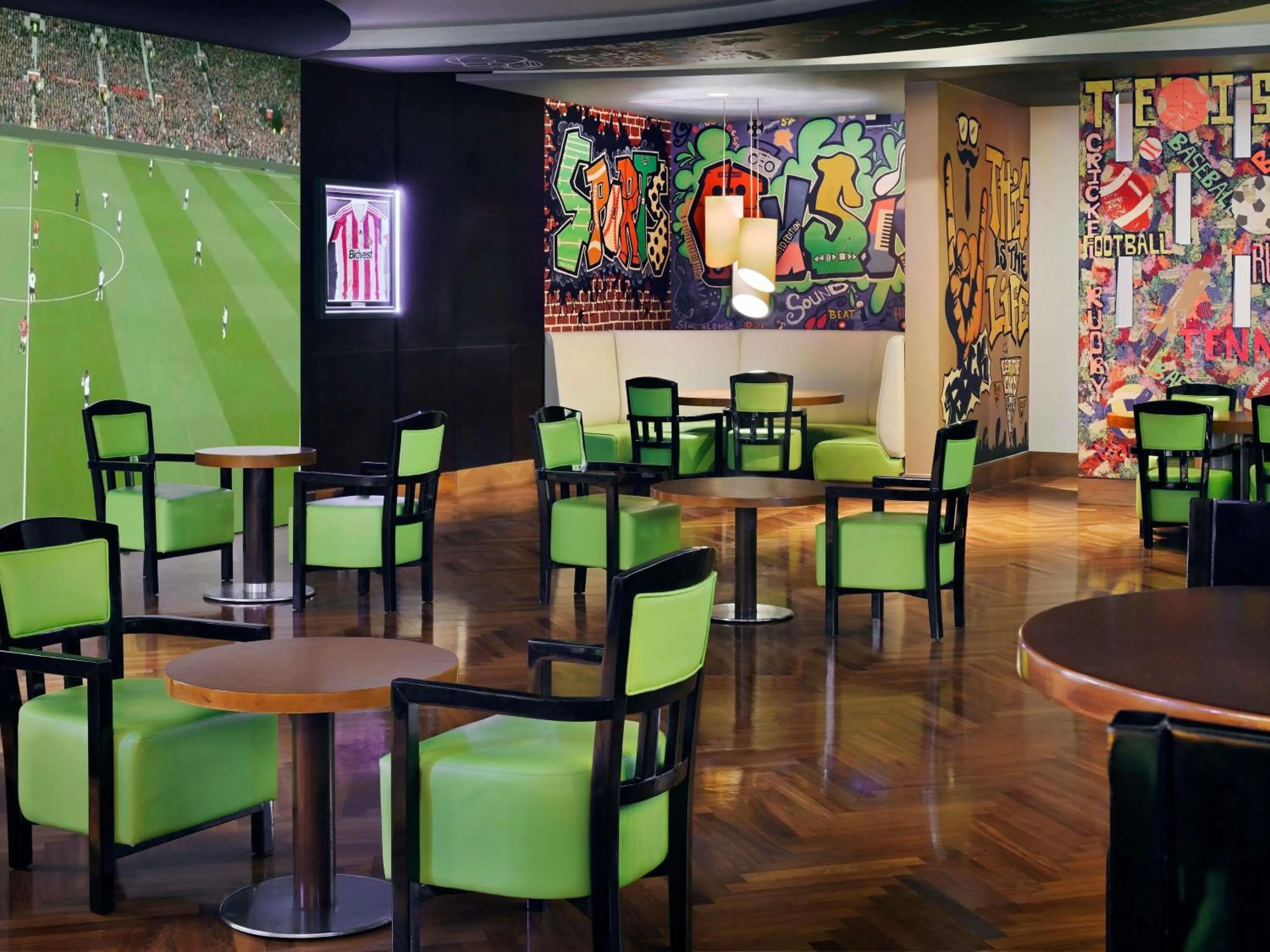 Lounge or bar in Mövenpick Hotel Jumeirah Beach