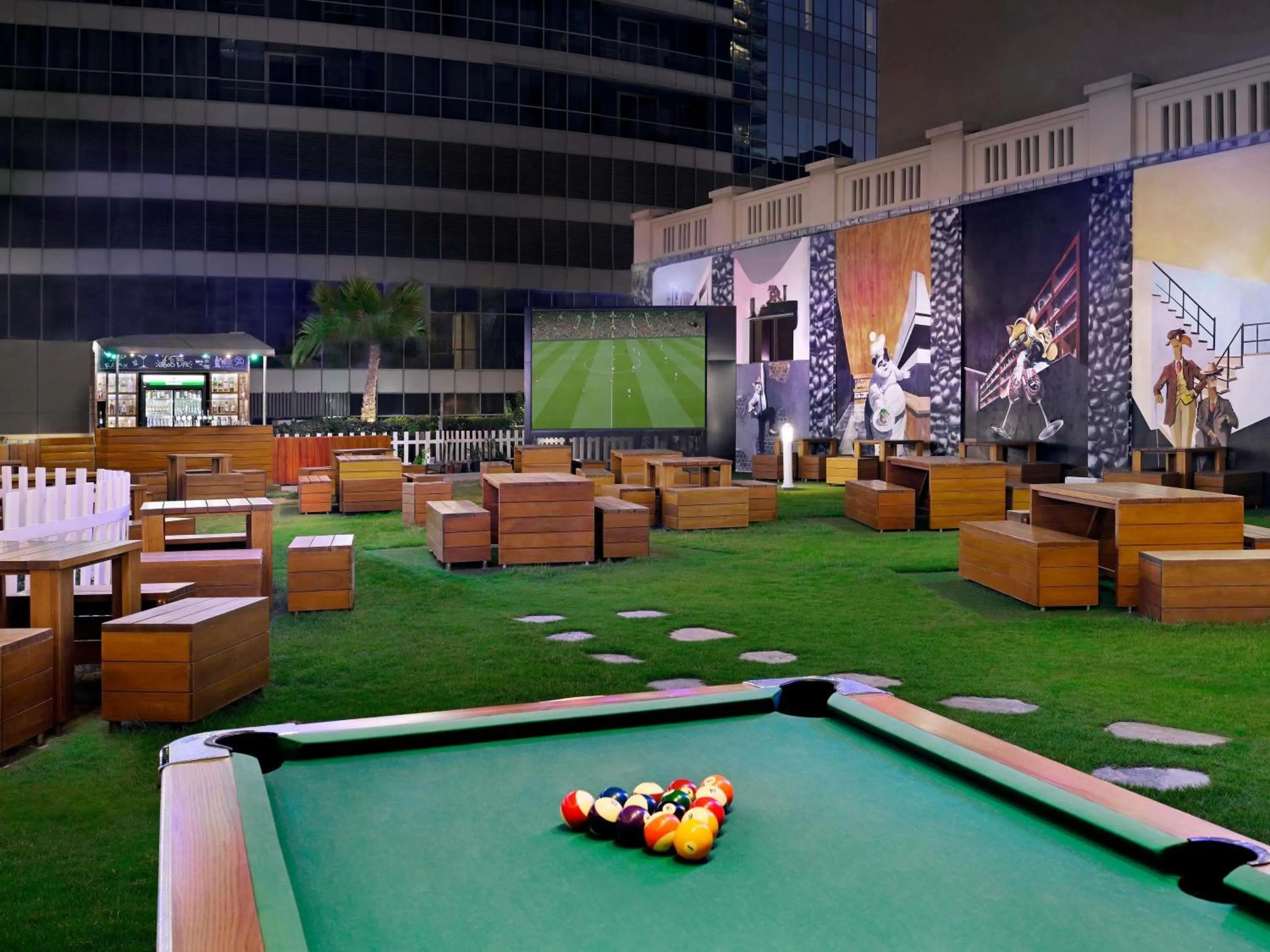 Lounge or bar in Mövenpick Hotel Jumeirah Beach