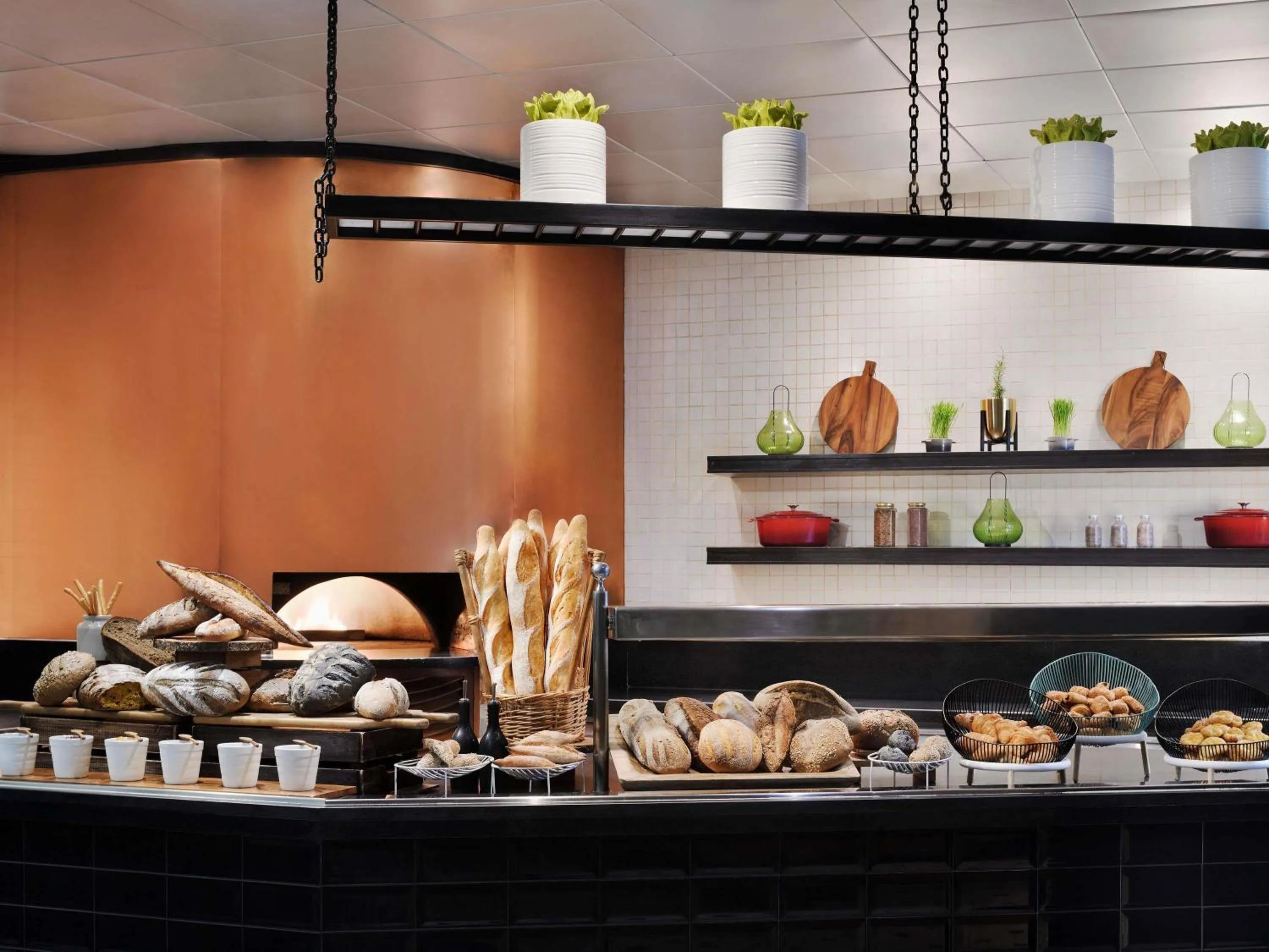 Restaurant/places to eat in Mövenpick Hotel Jumeirah Beach