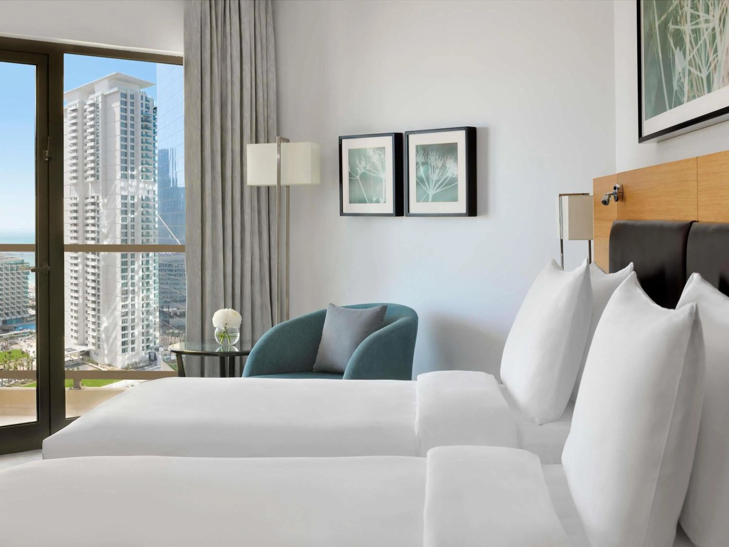 Bedroom, Bed in Mövenpick Hotel Jumeirah Beach