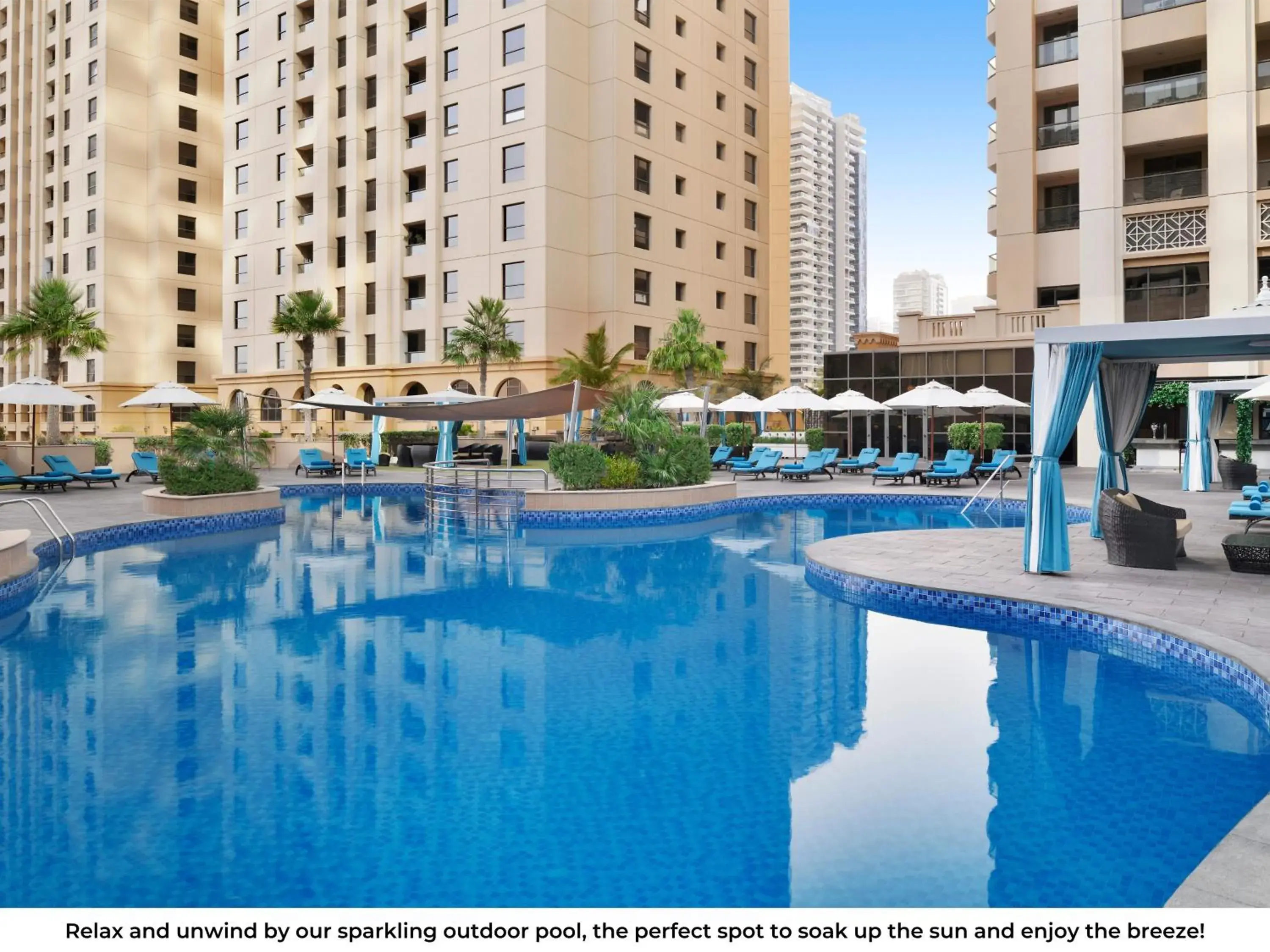 Swimming pool in Mövenpick Hotel Jumeirah Beach Swimming pool in Mövenpick Hotel Jumeirah Beach