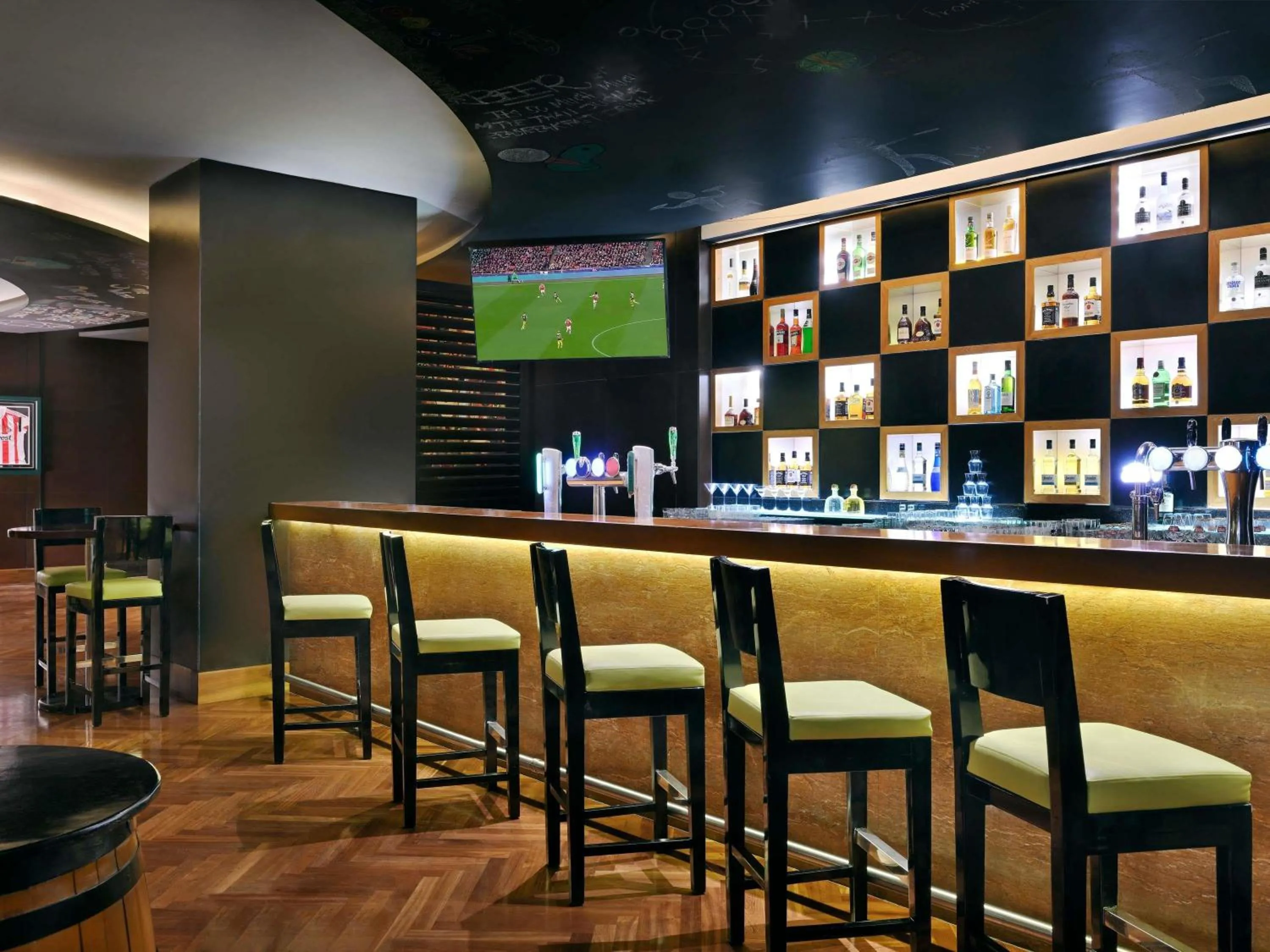 Lounge or bar in Mövenpick Hotel Jumeirah Beach
