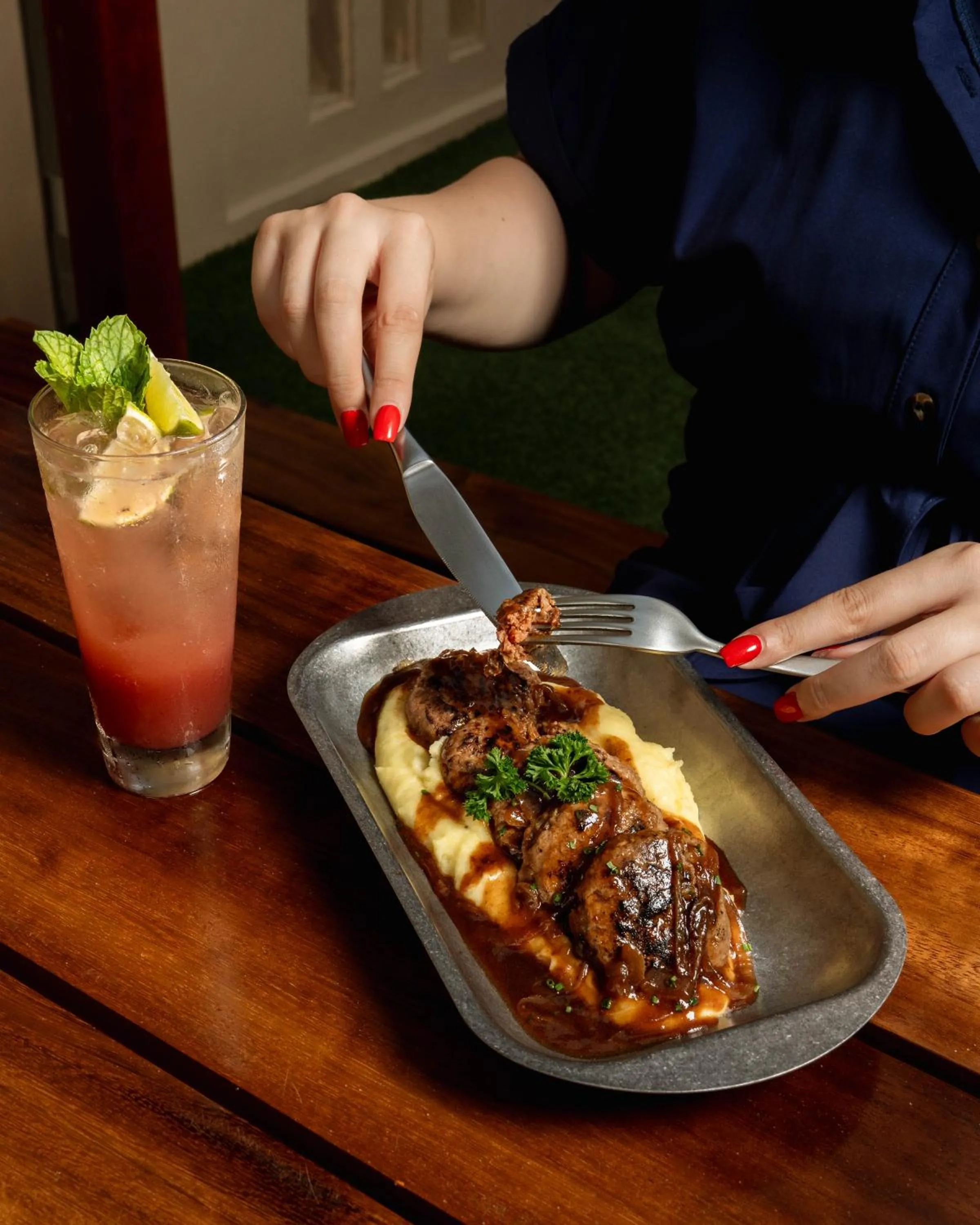 Restaurant/places to eat in Mövenpick Hotel Jumeirah Beach