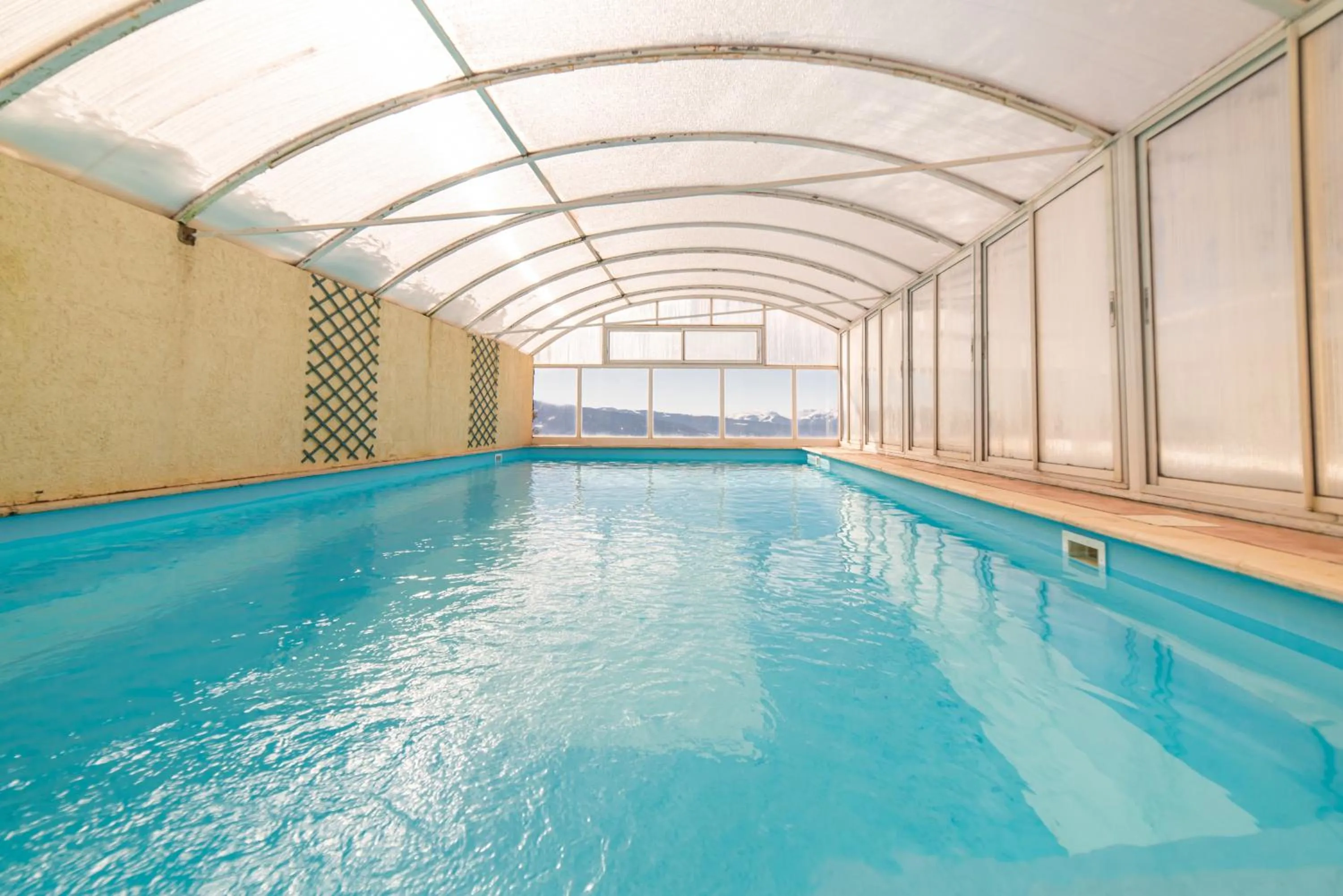 Swimming pool in Hotel des Pyrénées