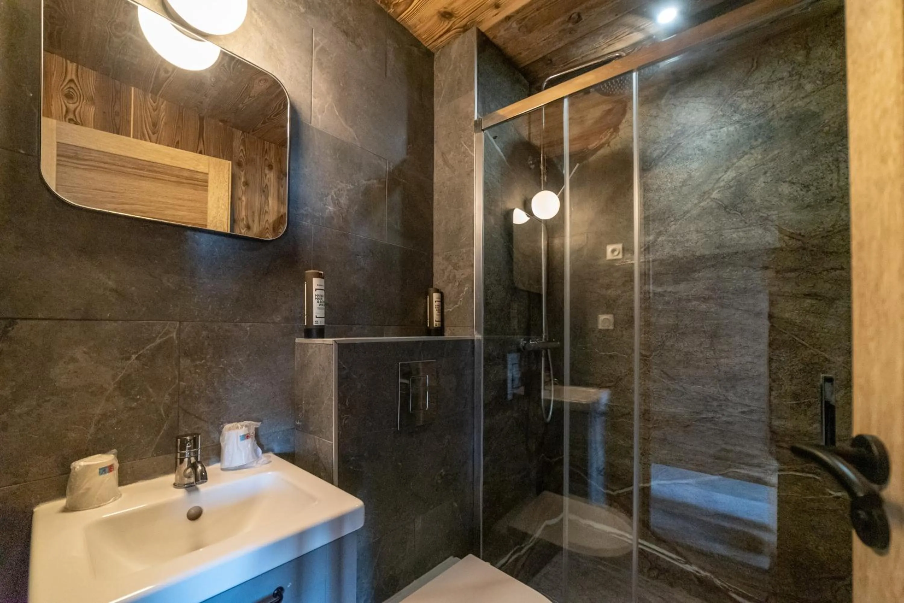 Bathroom in Hotel des Pyrénées