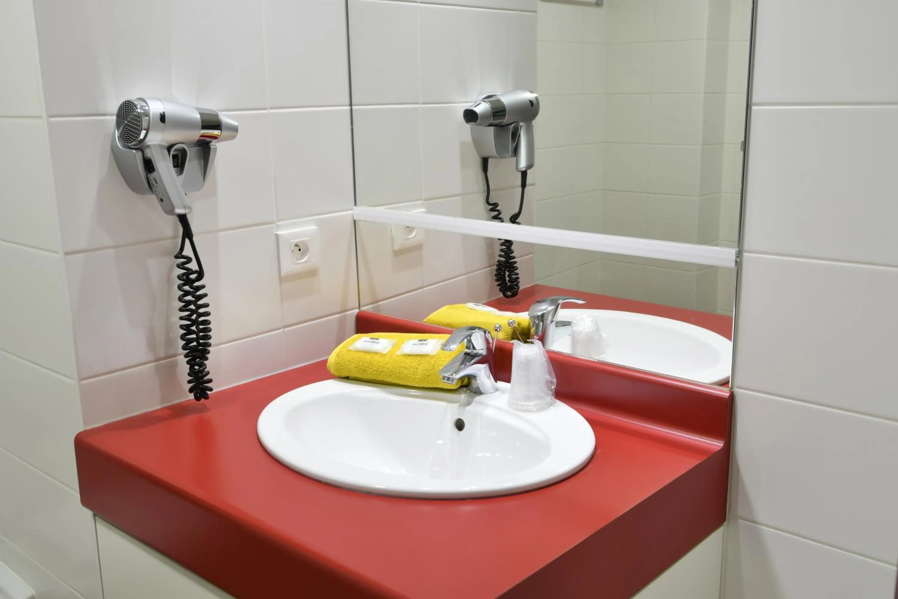 Bathroom in Appart-Hôtel Mer & Golf City Bordeaux Bassins à flot