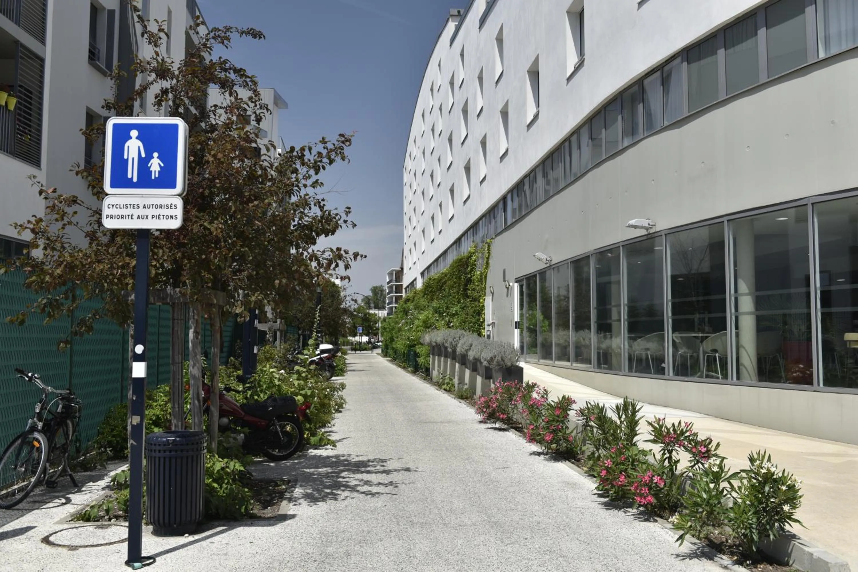 Property building in Appart-Hôtel Mer & Golf City Bordeaux Bassins à flot