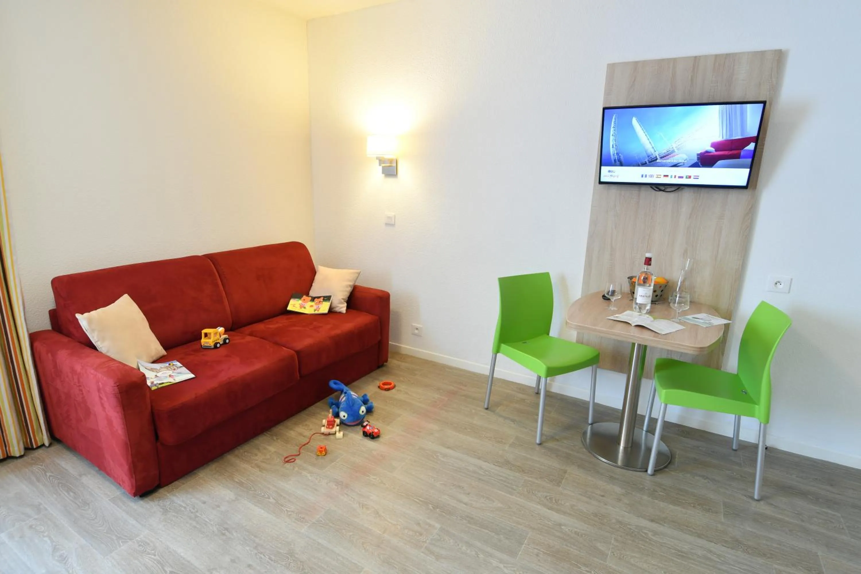 Photo of the whole room in Appart-Hôtel Mer & Golf City Bordeaux Bassins à flot