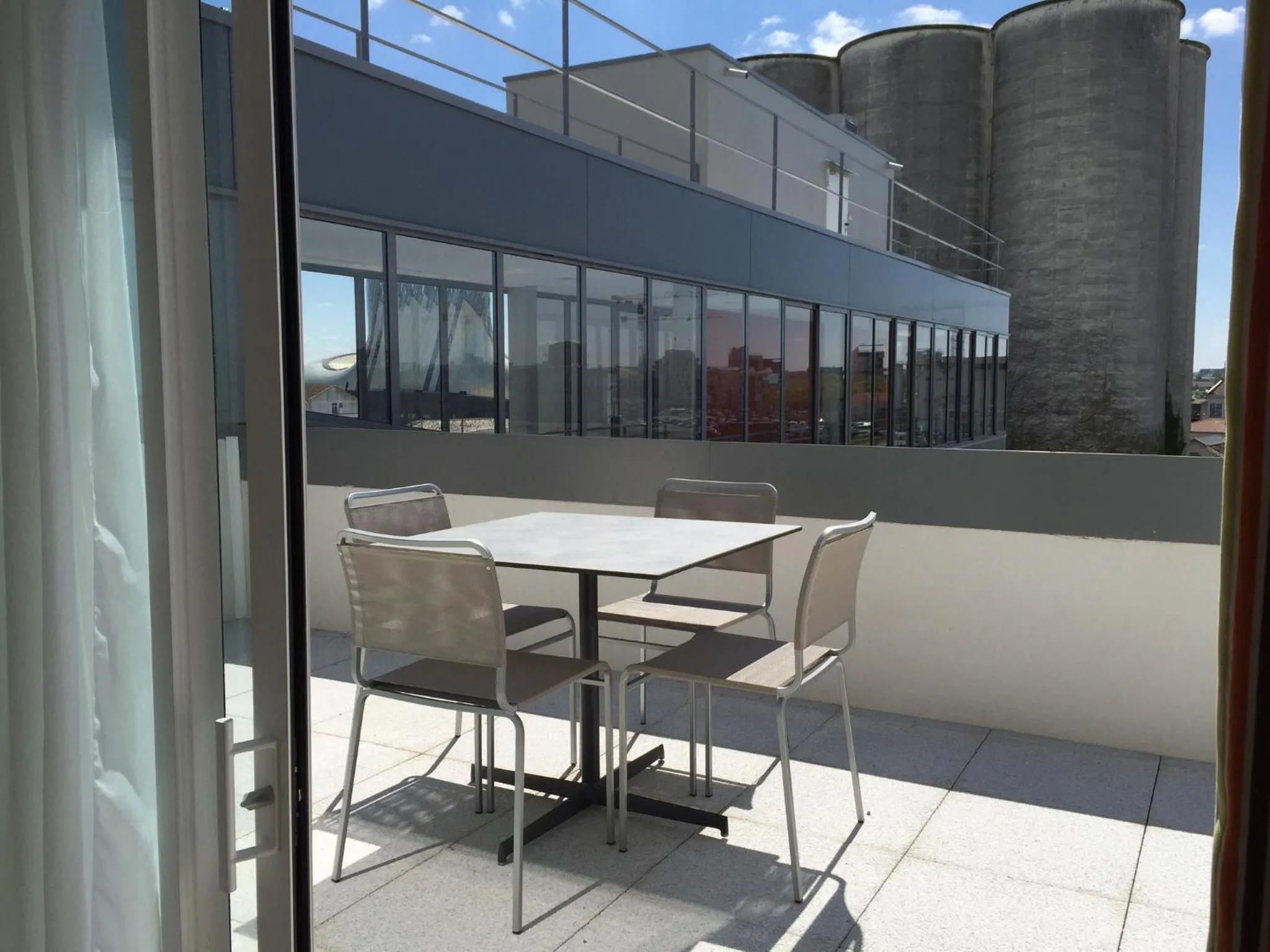 Patio in Appart-Hôtel Mer & Golf City Bordeaux Bassins à flot