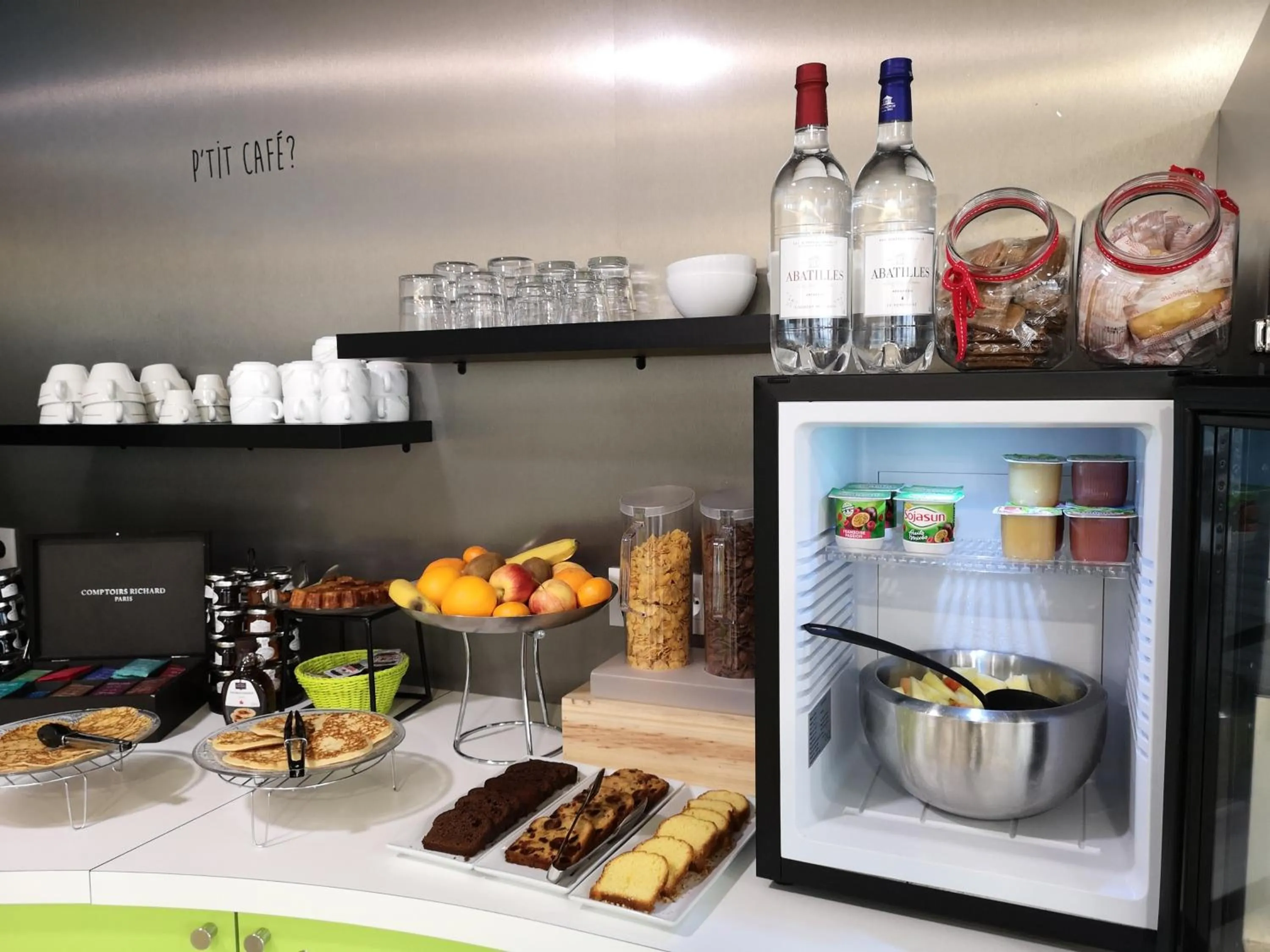 Buffet breakfast in Appart-Hôtel Mer & Golf City Bordeaux Bassins à flot