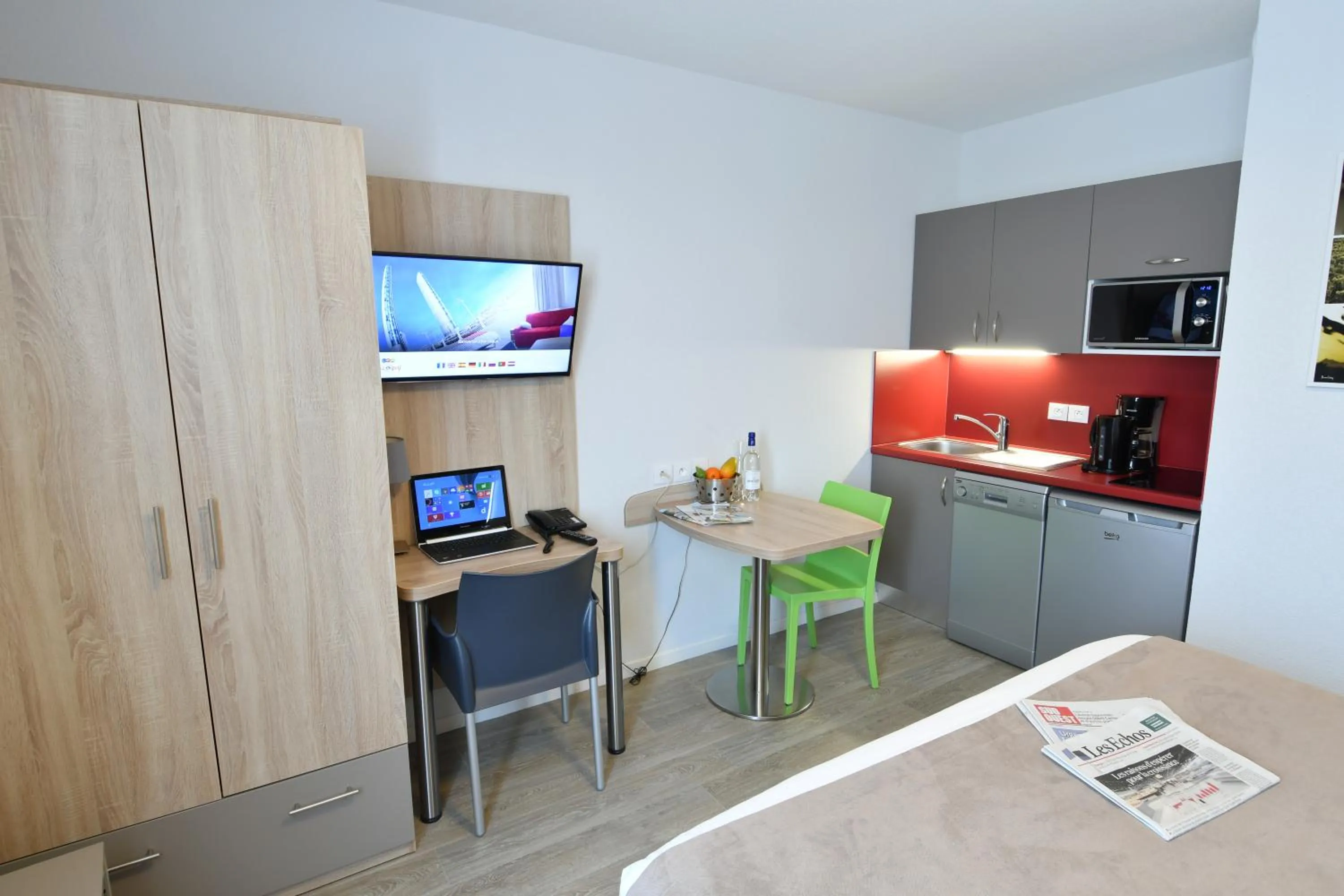 Kitchen or kitchenette in Appart-Hôtel Mer & Golf City Bordeaux Bassins à flot