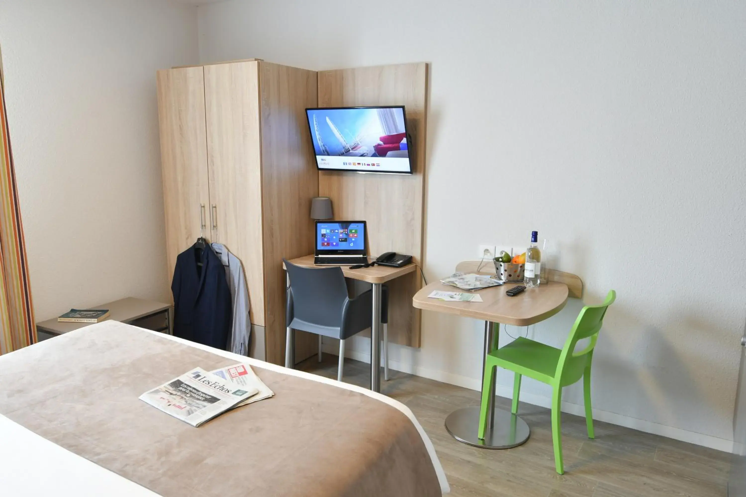 TV and multimedia, Bed in Appart-Hôtel Mer & Golf City Bordeaux Bassins à flot TV and multimedia, Bed in Appart-Hôtel Mer & Golf City Bordeaux Bassins à flot