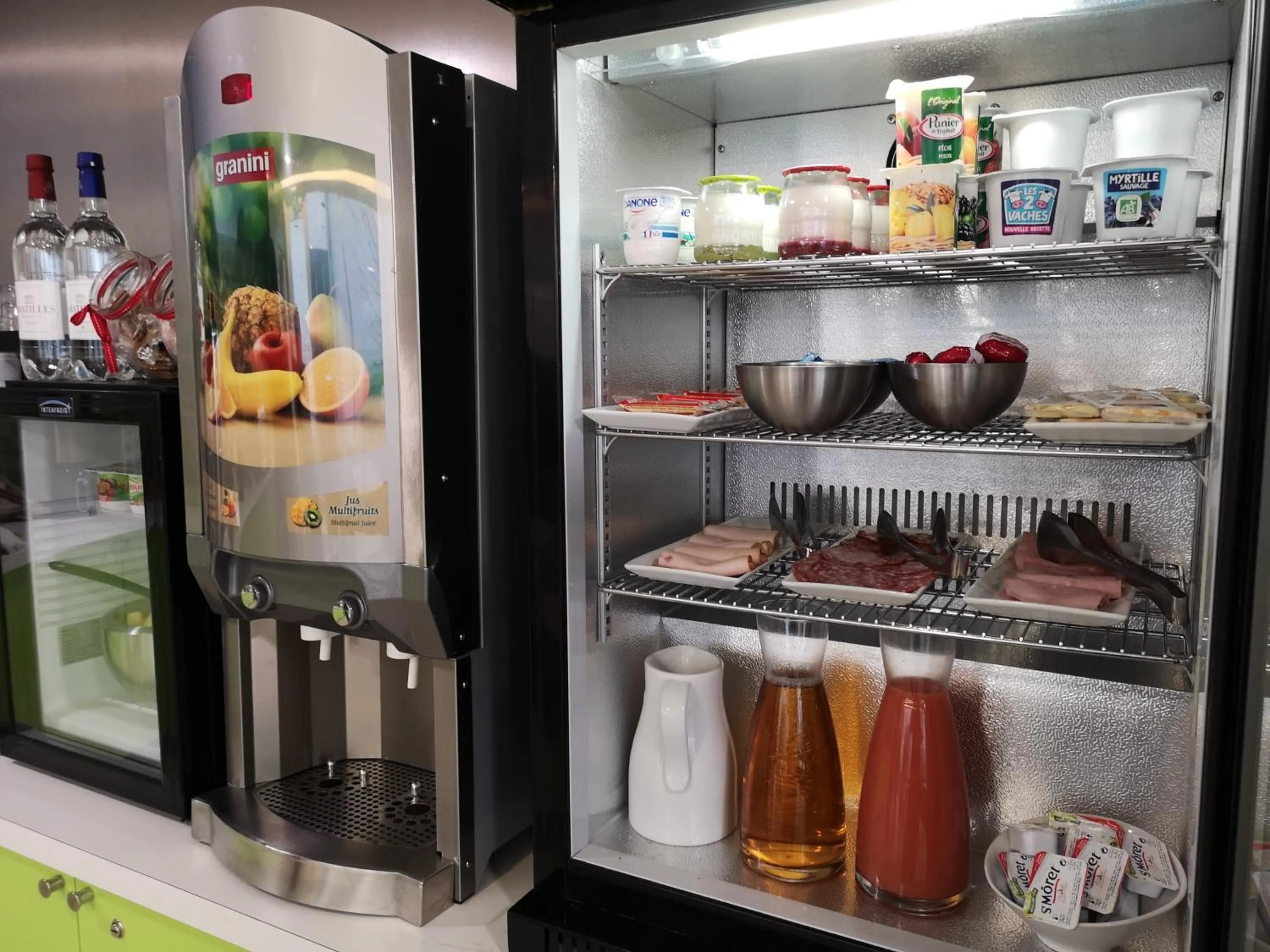 Buffet breakfast in Appart-Hôtel Mer & Golf City Bordeaux Bassins à flot