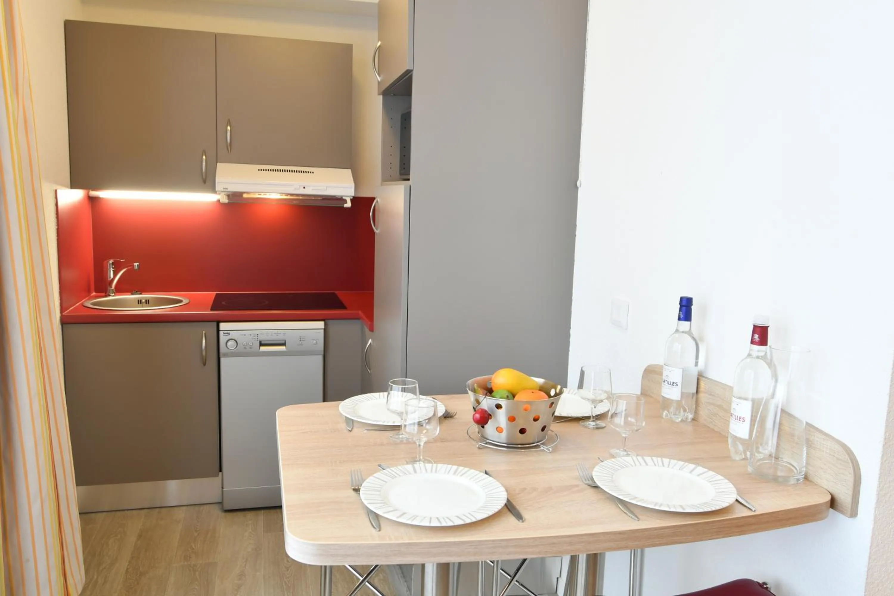 Kitchen or kitchenette in Appart-Hôtel Mer & Golf City Bordeaux Bassins à flot