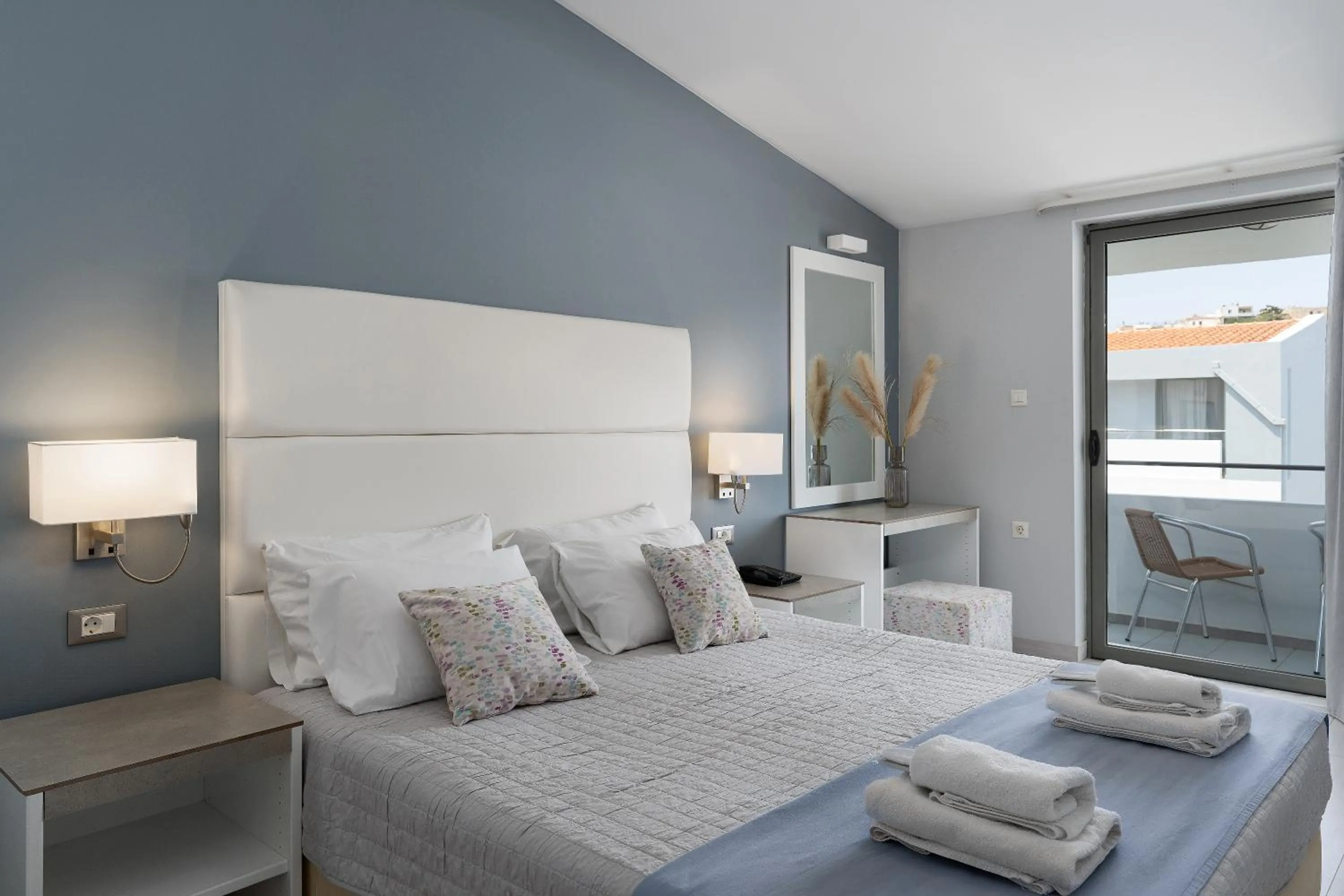 Bedroom, Bed in Sunrise Village Hotel - All Inclusive