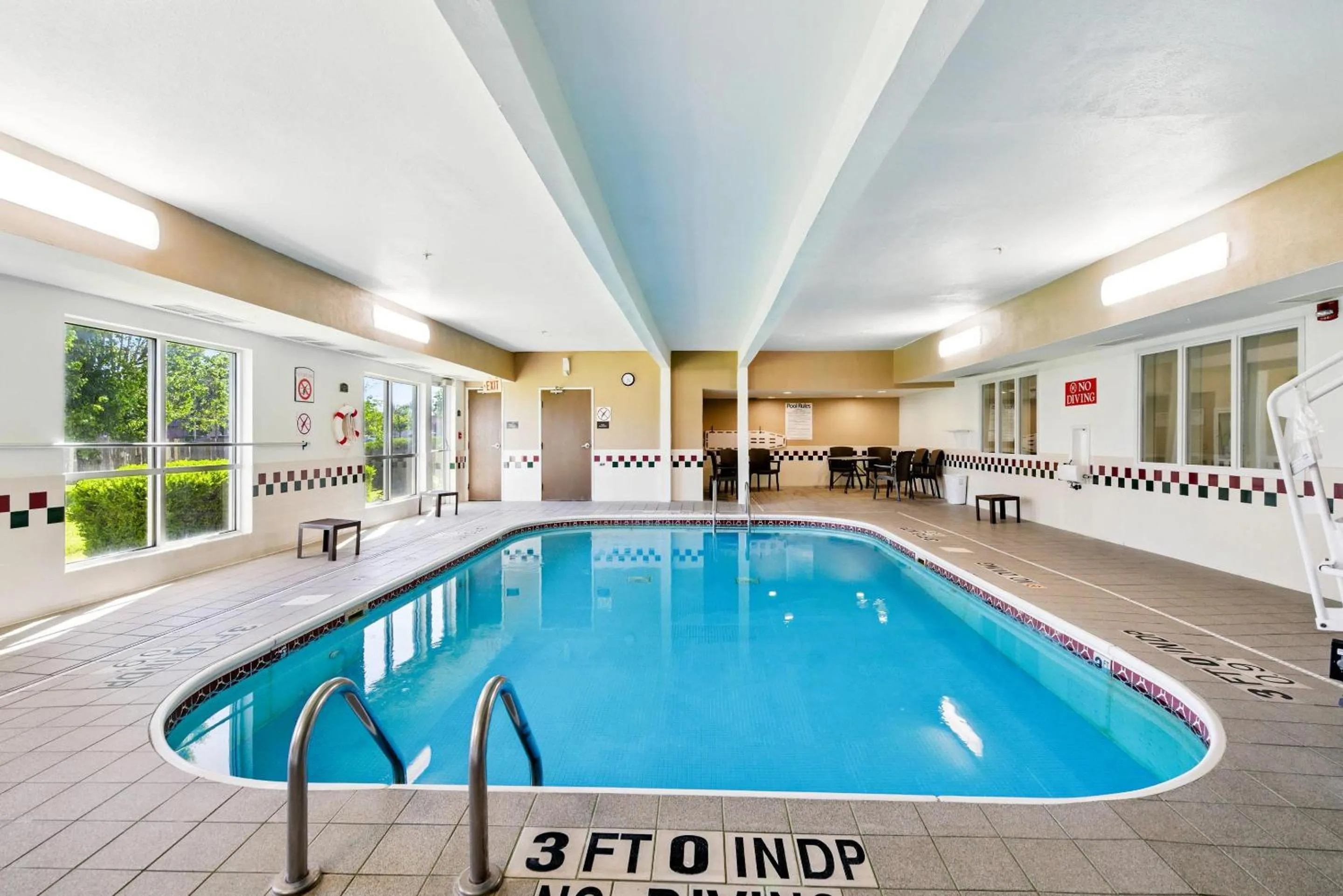 Swimming pool in Comfort Inn South Tulsa - Woodland Hills