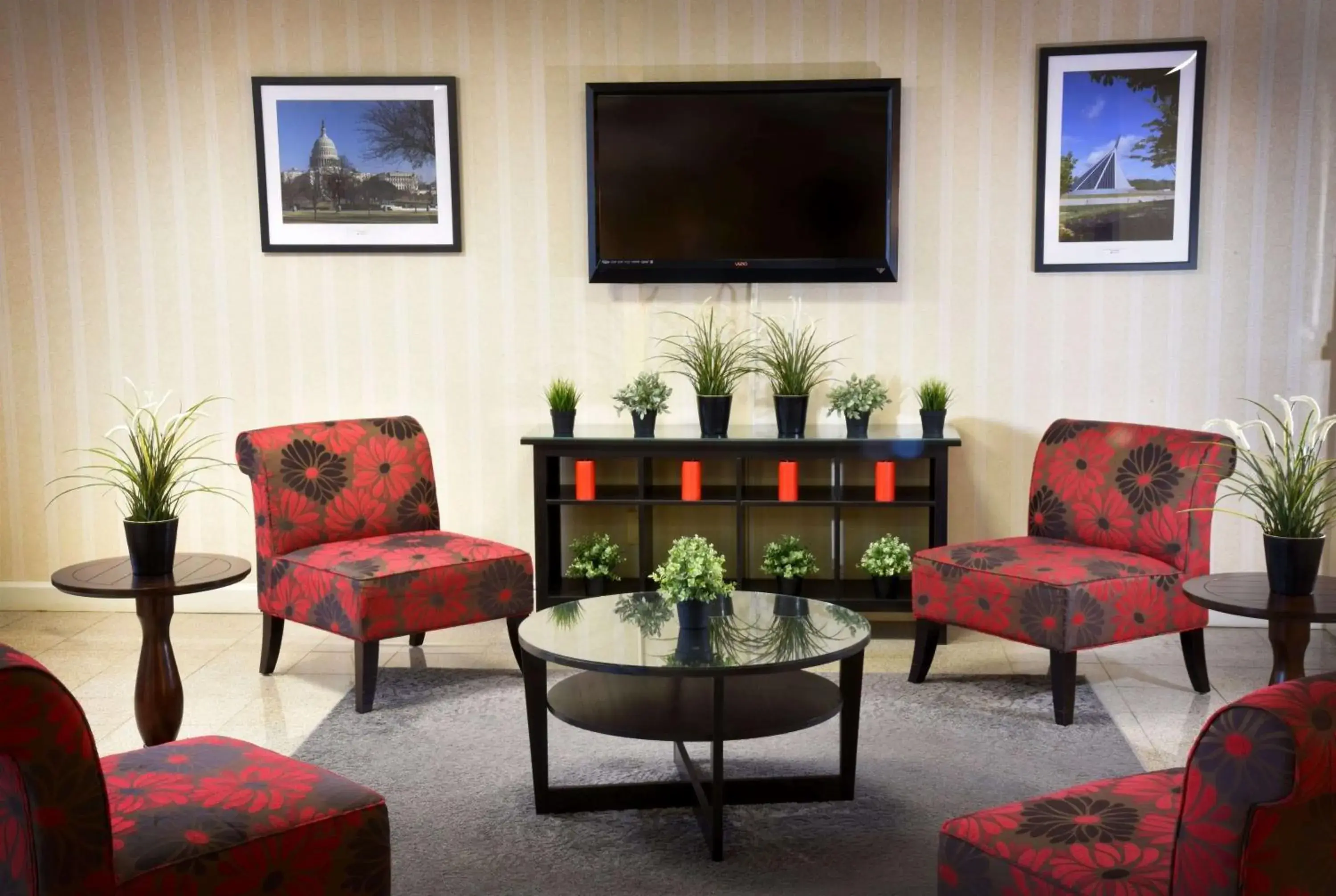 Lobby or reception in Ramada by Wyndham Triangle/Quantico Lobby or reception in Ramada by Wyndham Triangle/Quantico