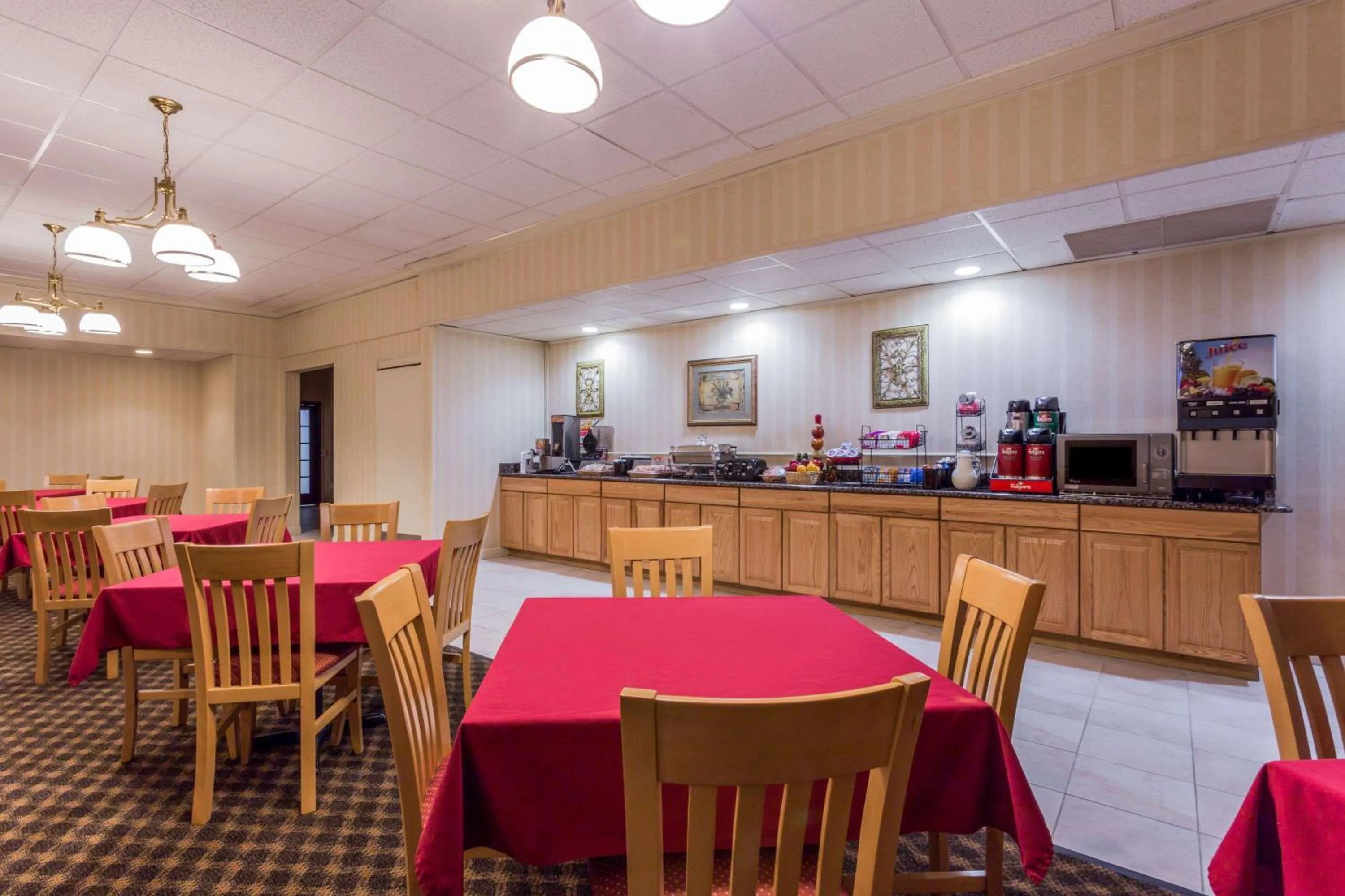 Restaurant/places to eat in Ramada by Wyndham Triangle/Quantico