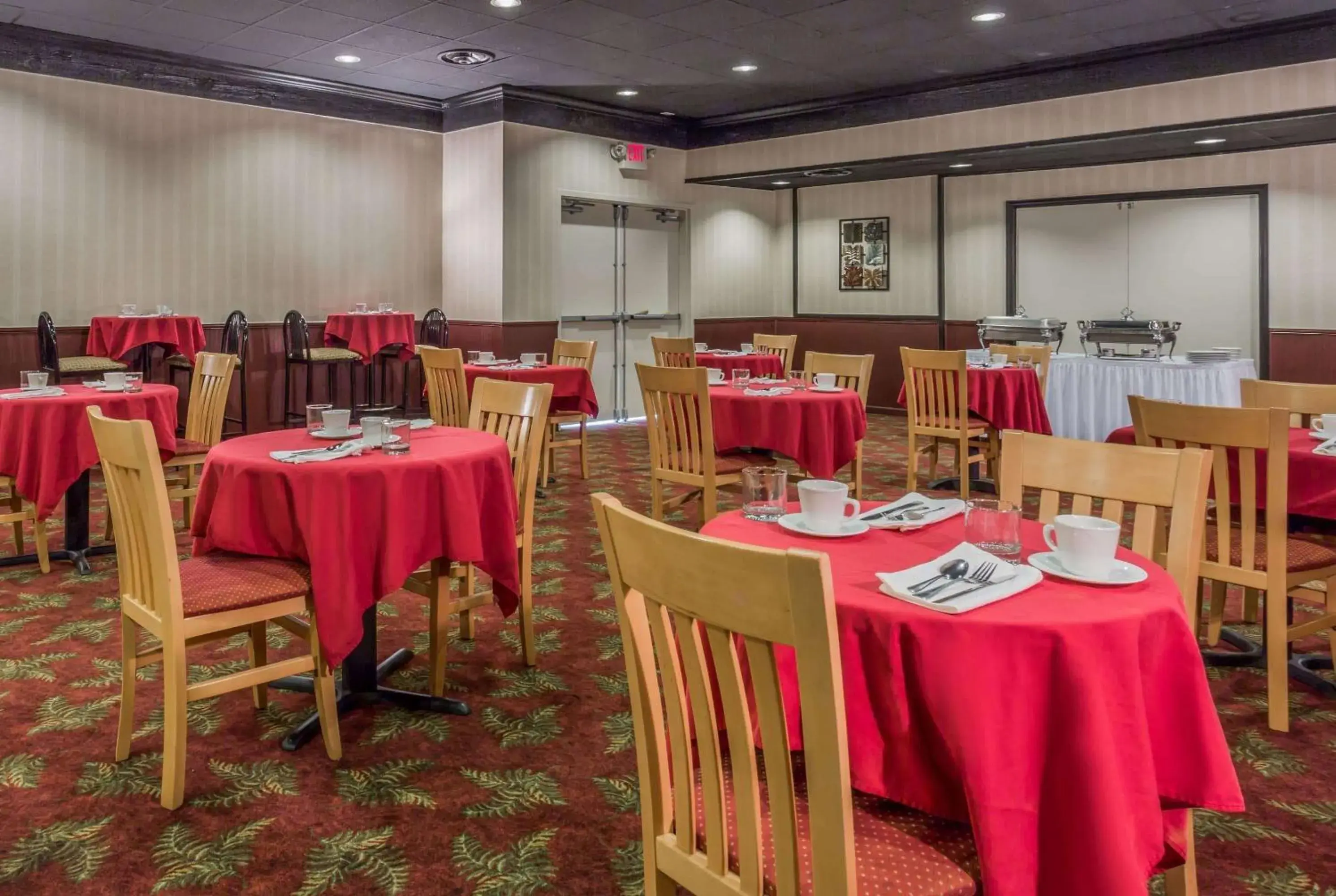 Restaurant/places to eat in Ramada by Wyndham Triangle/Quantico Restaurant/places to eat in Ramada by Wyndham Triangle/Quantico