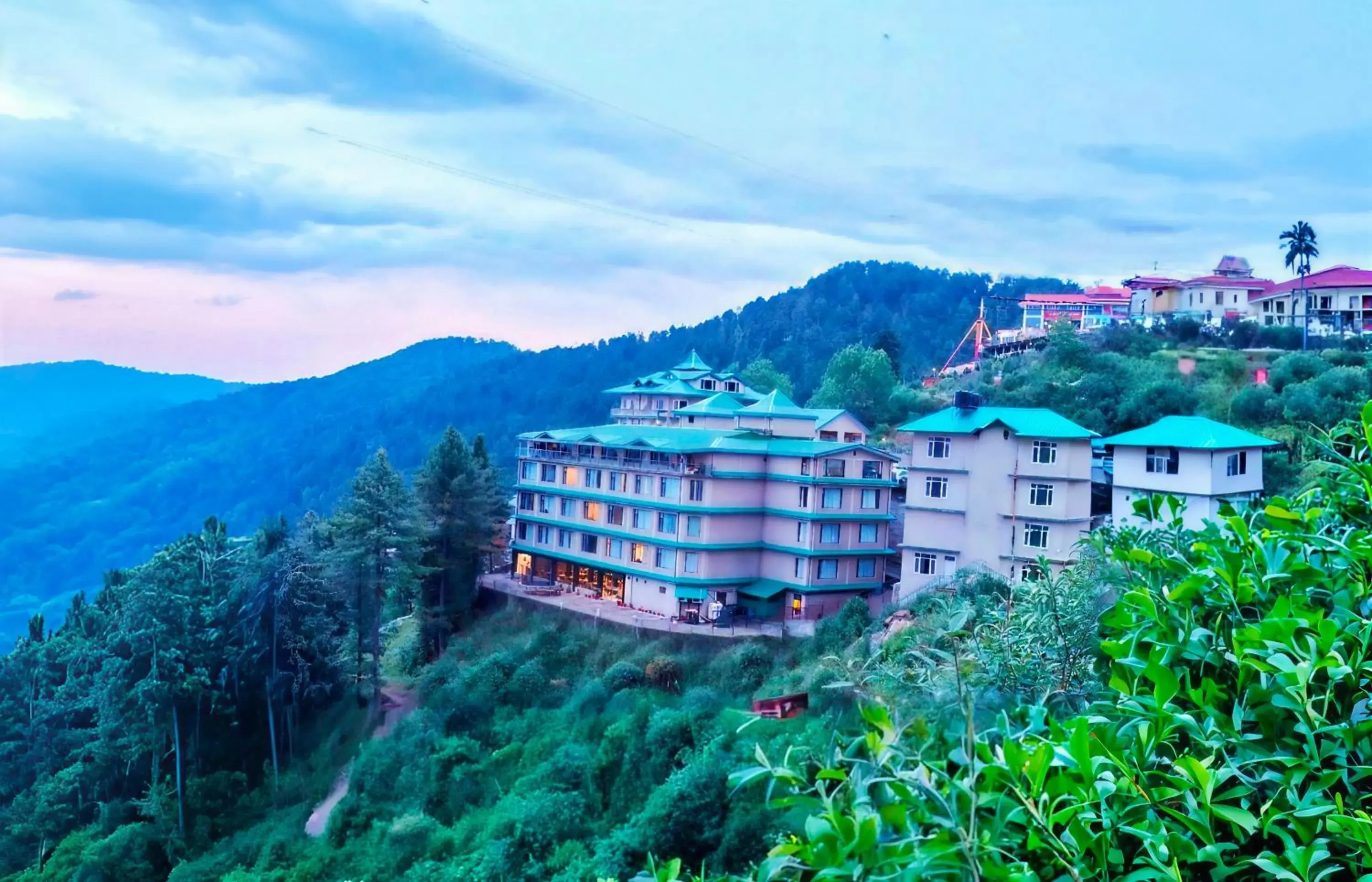 Facade/entrance in Sterling Kufri Facade/entrance in Sterling Kufri