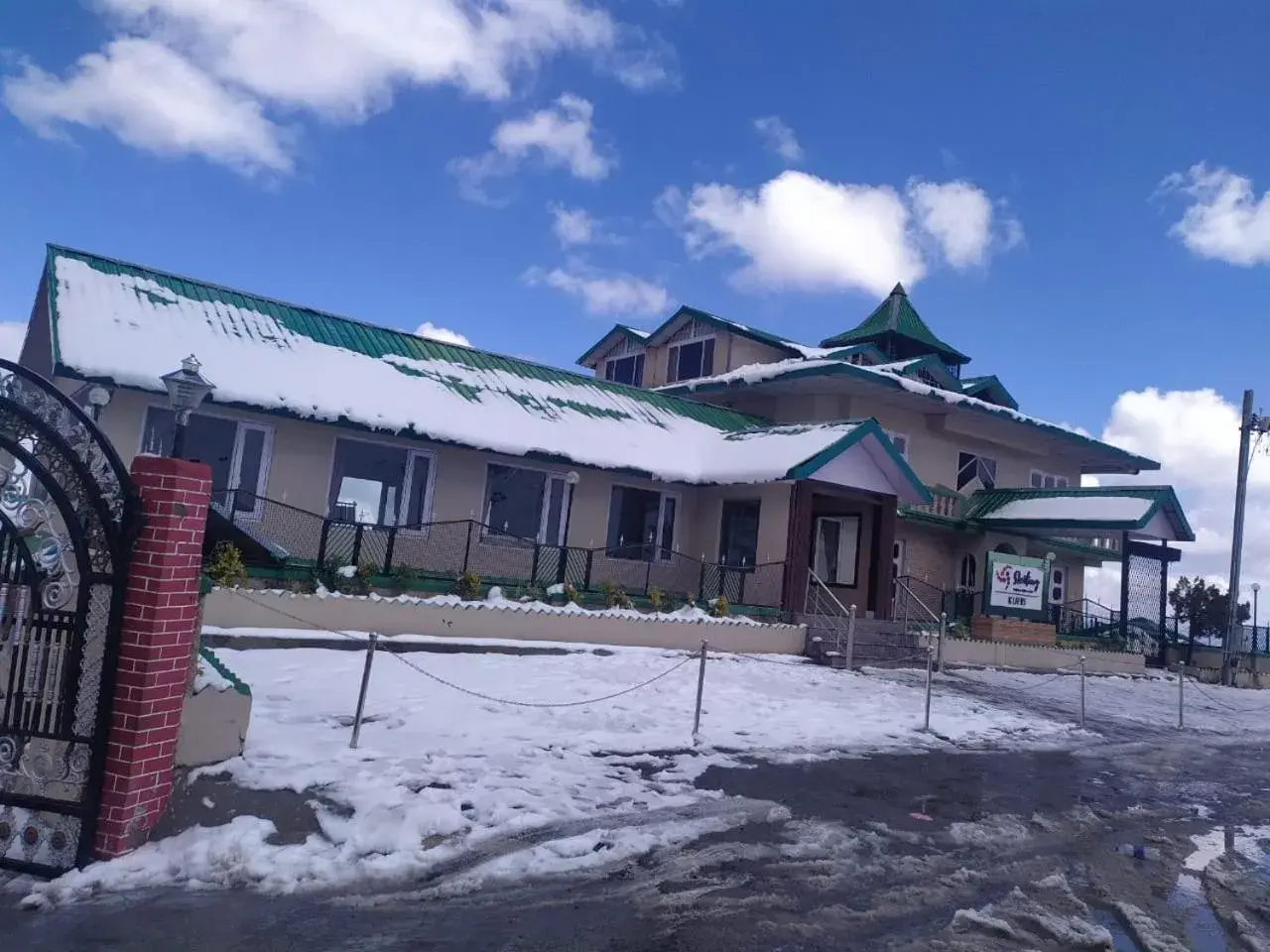 Property building in Sterling Kufri Property building in Sterling Kufri