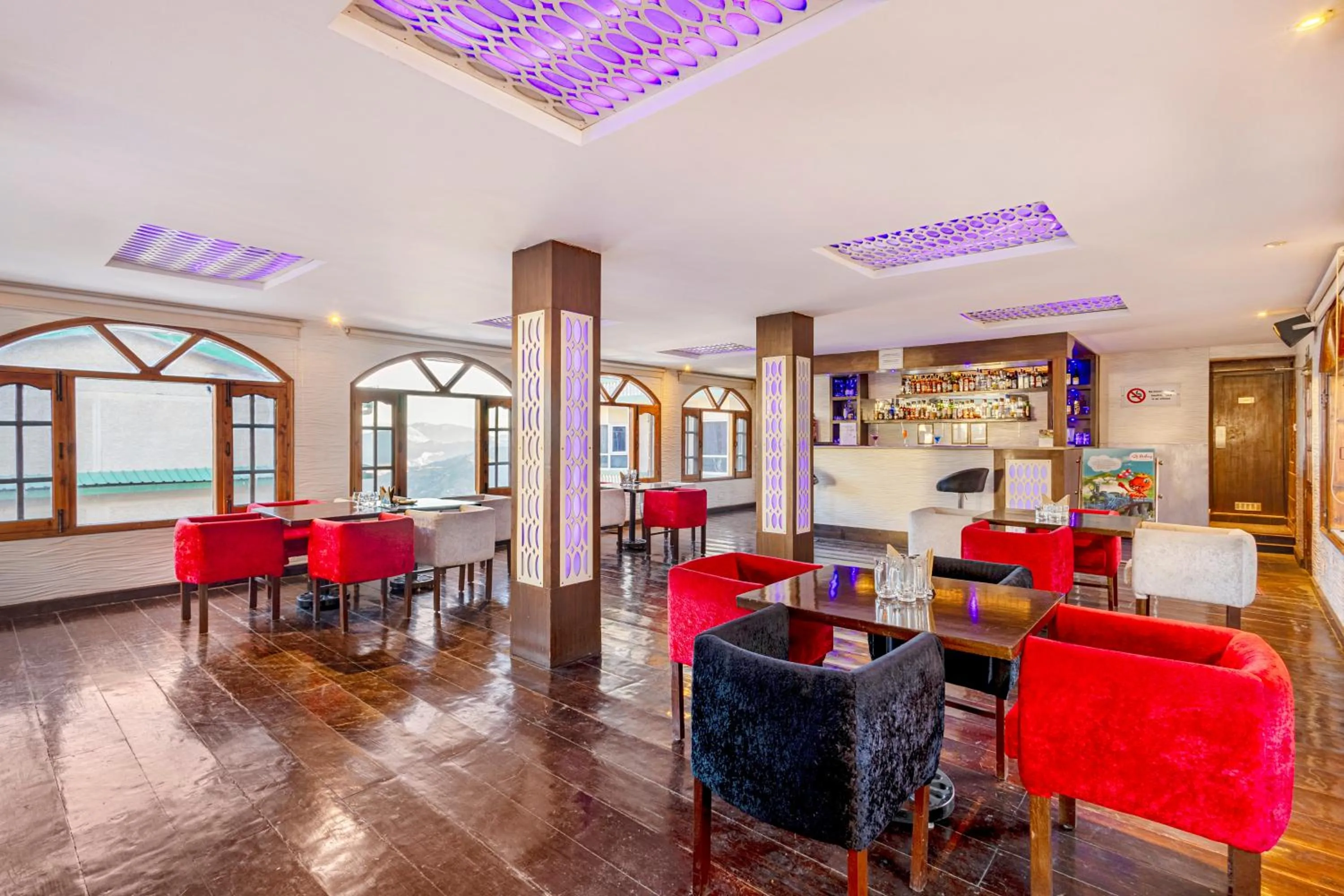 Lounge or bar in Sterling Kufri