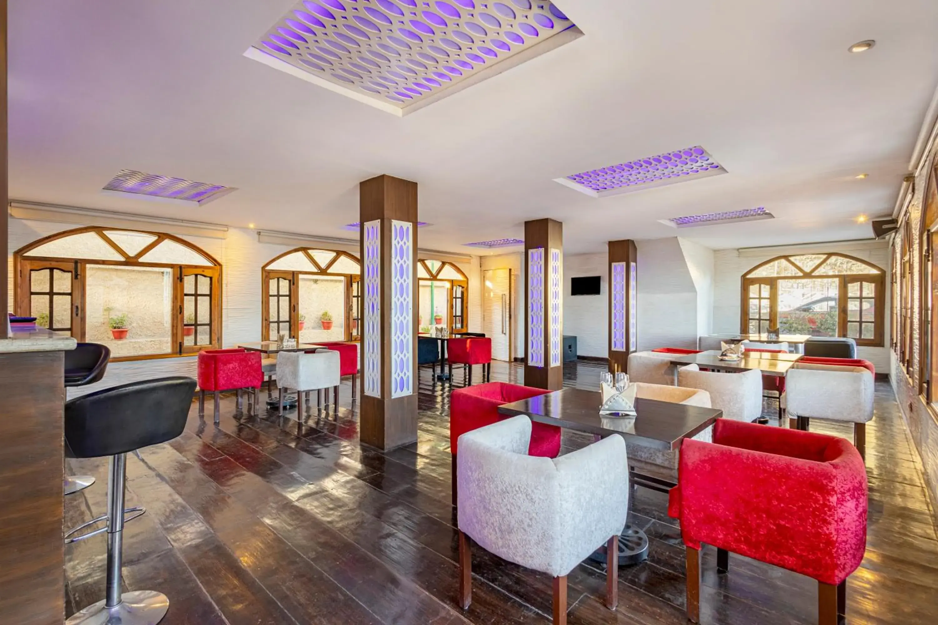 Lounge or bar in Sterling Kufri Lounge or bar in Sterling Kufri