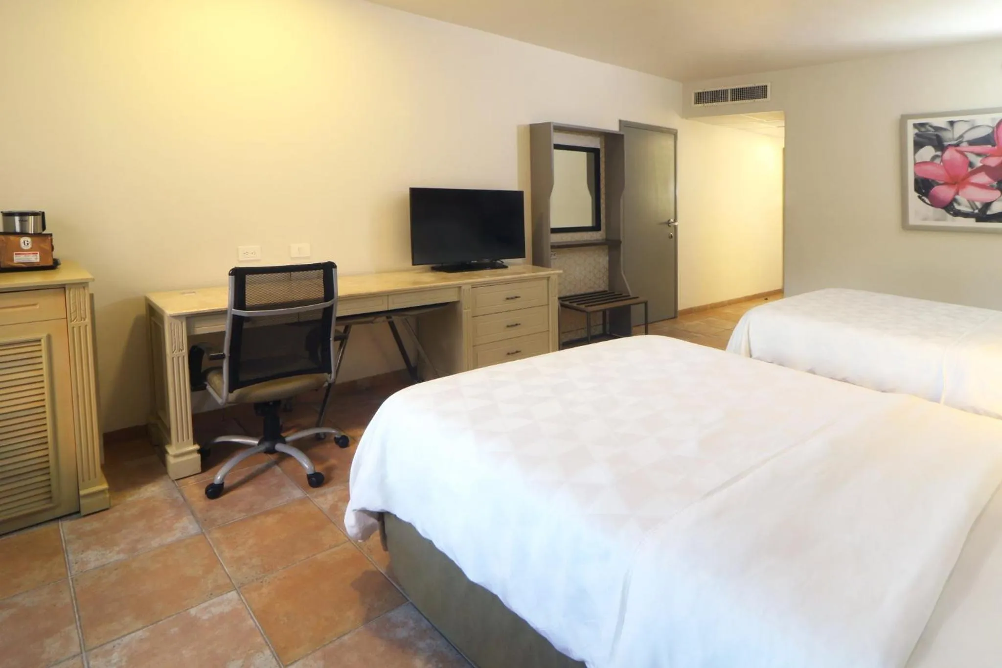 Photo of the whole room, Bed in Holiday Inn Ciudad Del Carmen by IHG