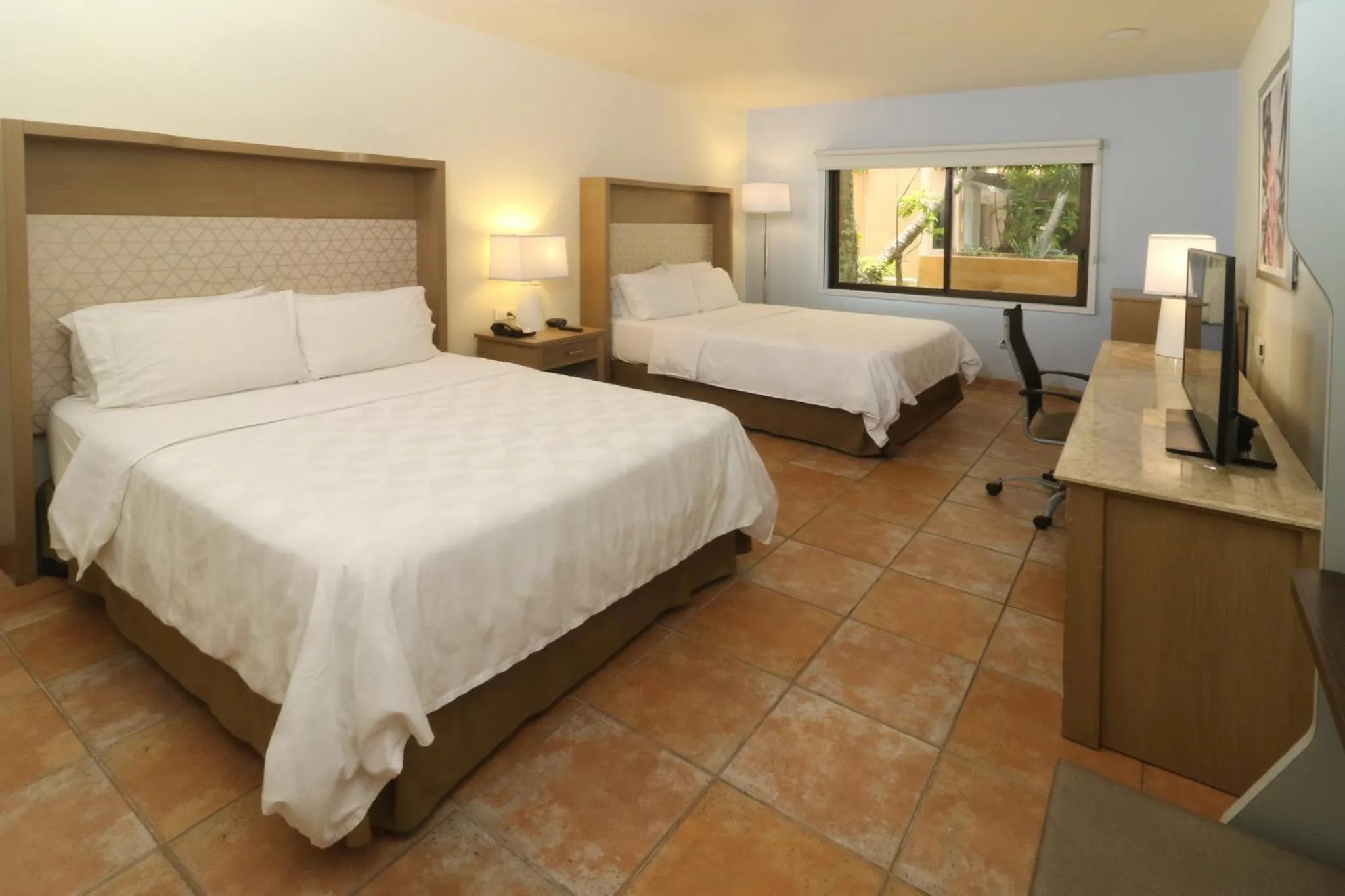 Photo of the whole room, Bed in Holiday Inn Ciudad Del Carmen by IHG