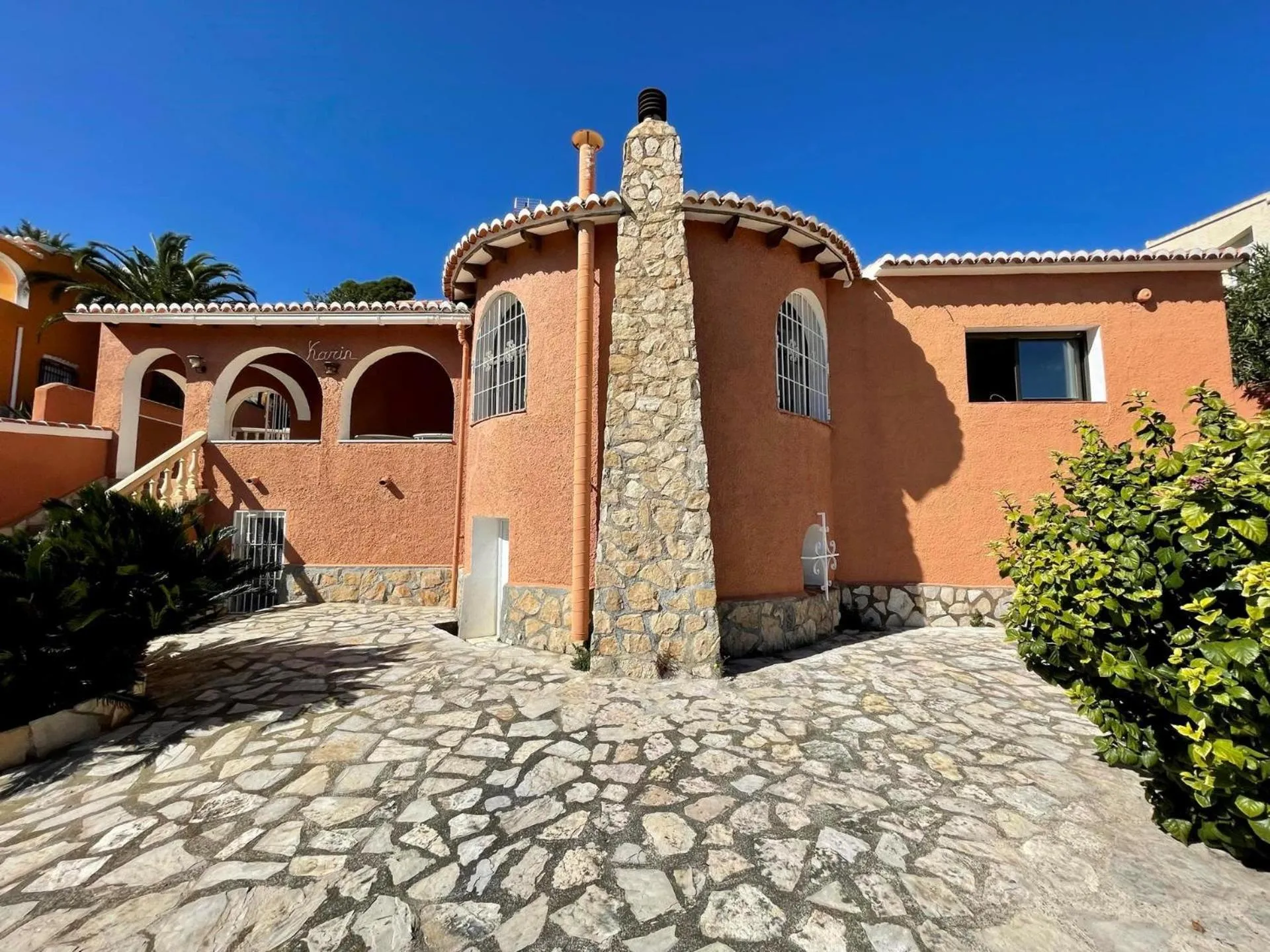 Facade/entrance in Villa June