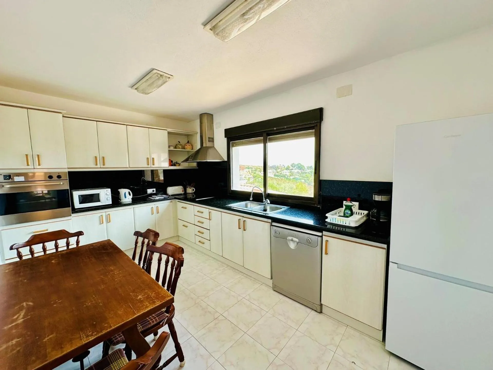 Kitchen or kitchenette in Villa June