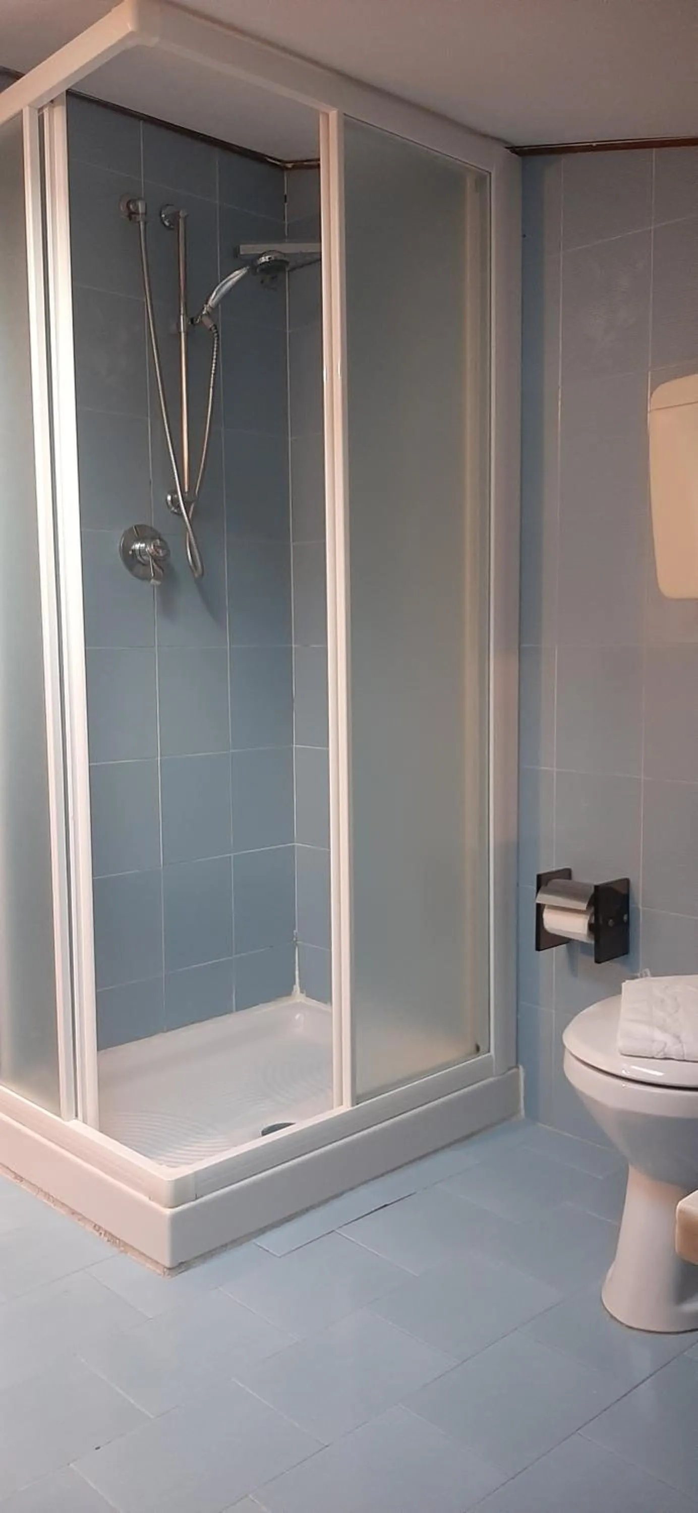 Shower in Camere Porto Vecchio con parcheggio a pochi passi dal castello