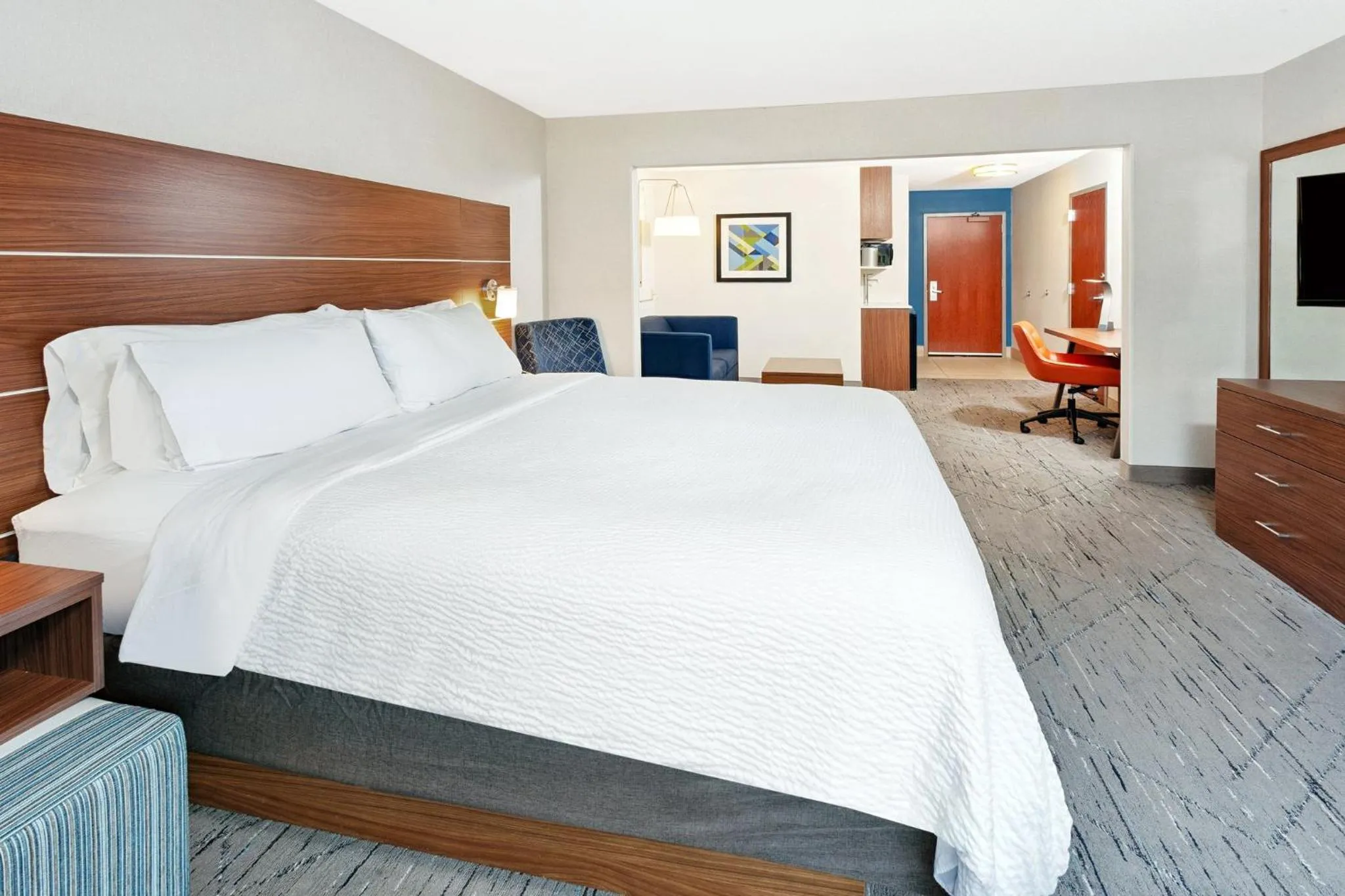 Photo of the whole room, Bed in Holiday Inn Express Hotel & Suites Urbana-Champaign-U of I Area by IHG