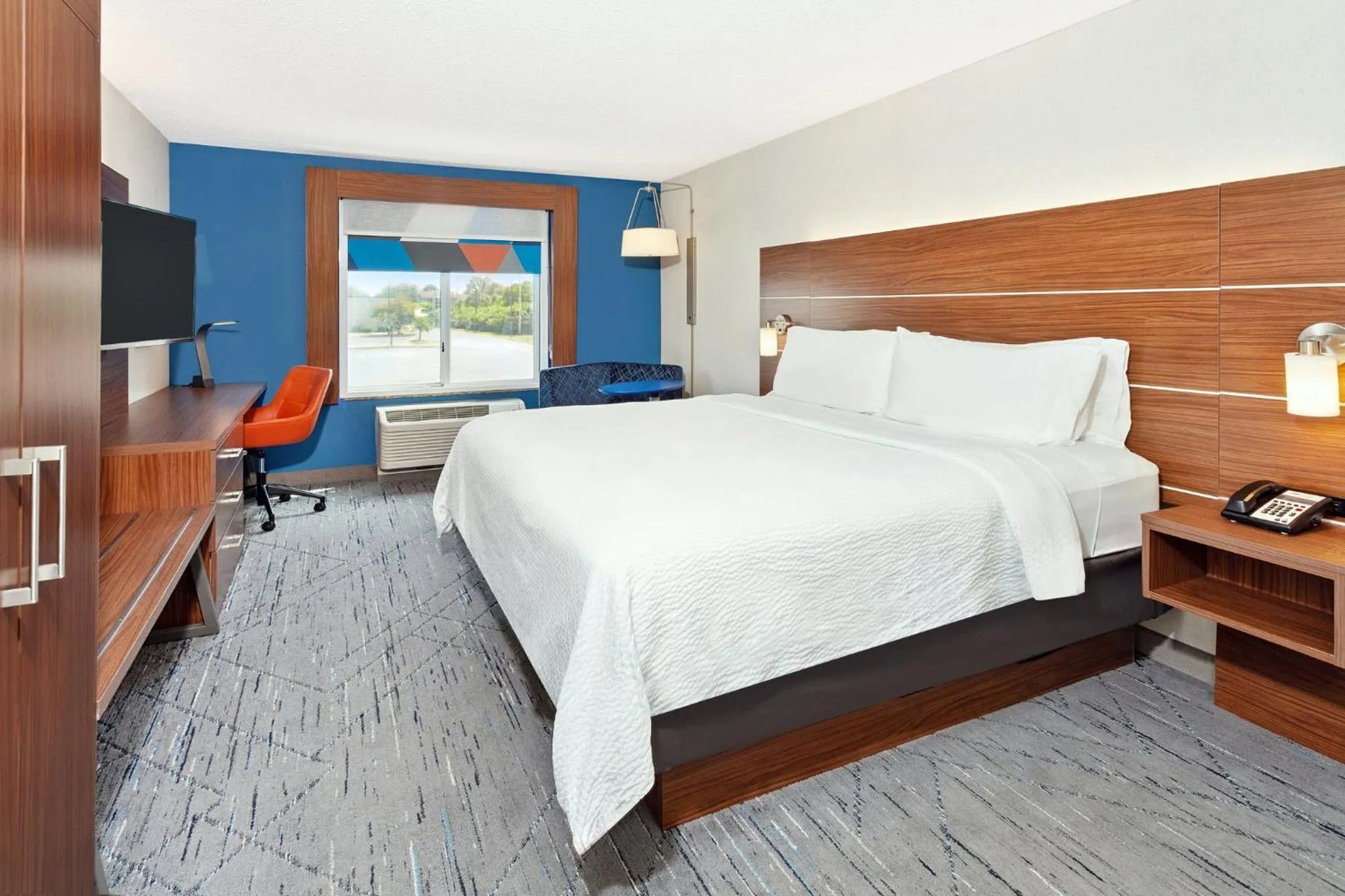 Photo of the whole room, Bed in Holiday Inn Express Hotel & Suites Urbana-Champaign-U of I Area by IHG
