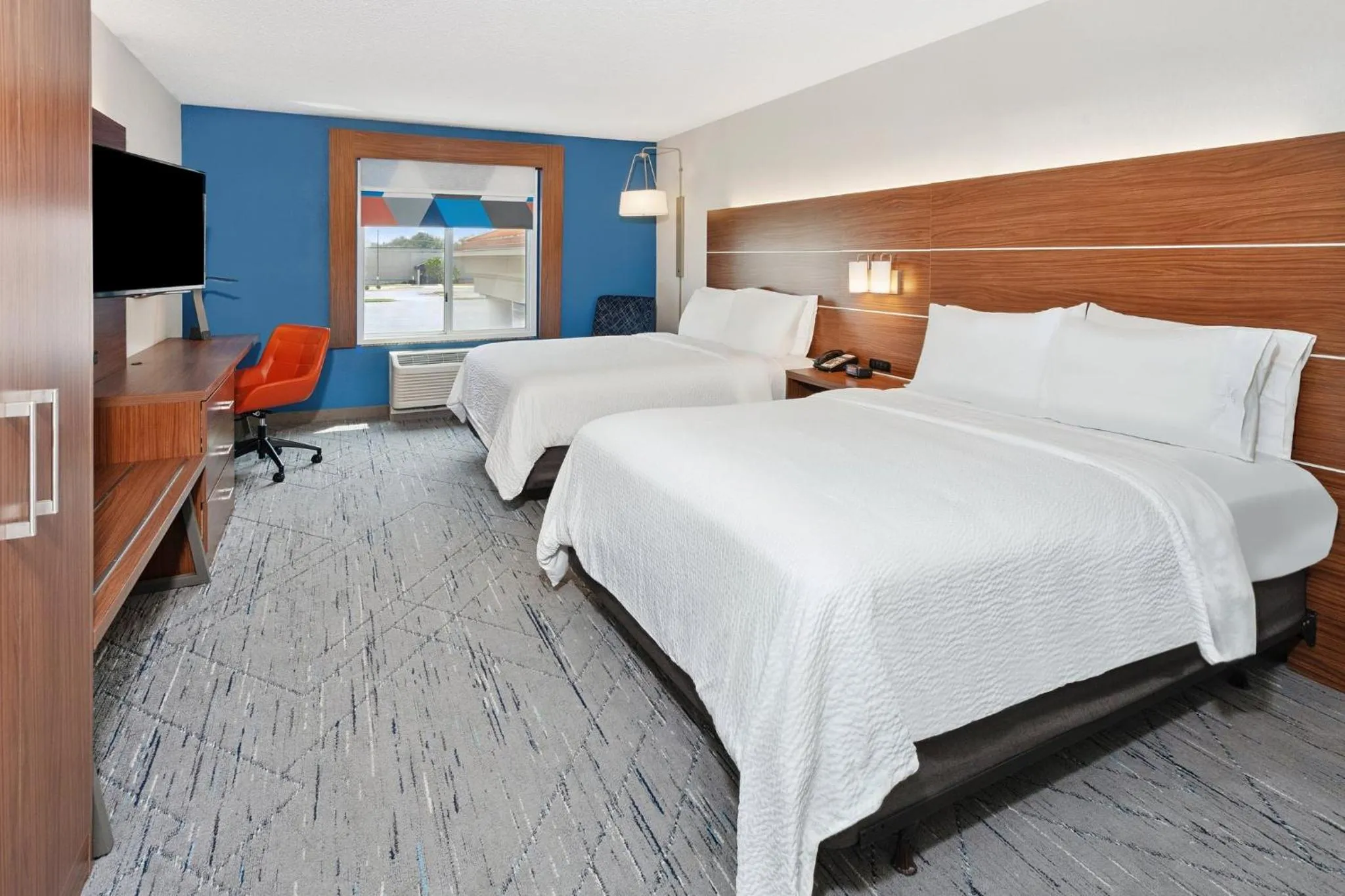 Photo of the whole room, Bed in Holiday Inn Express Hotel & Suites Urbana-Champaign-U of I Area by IHG