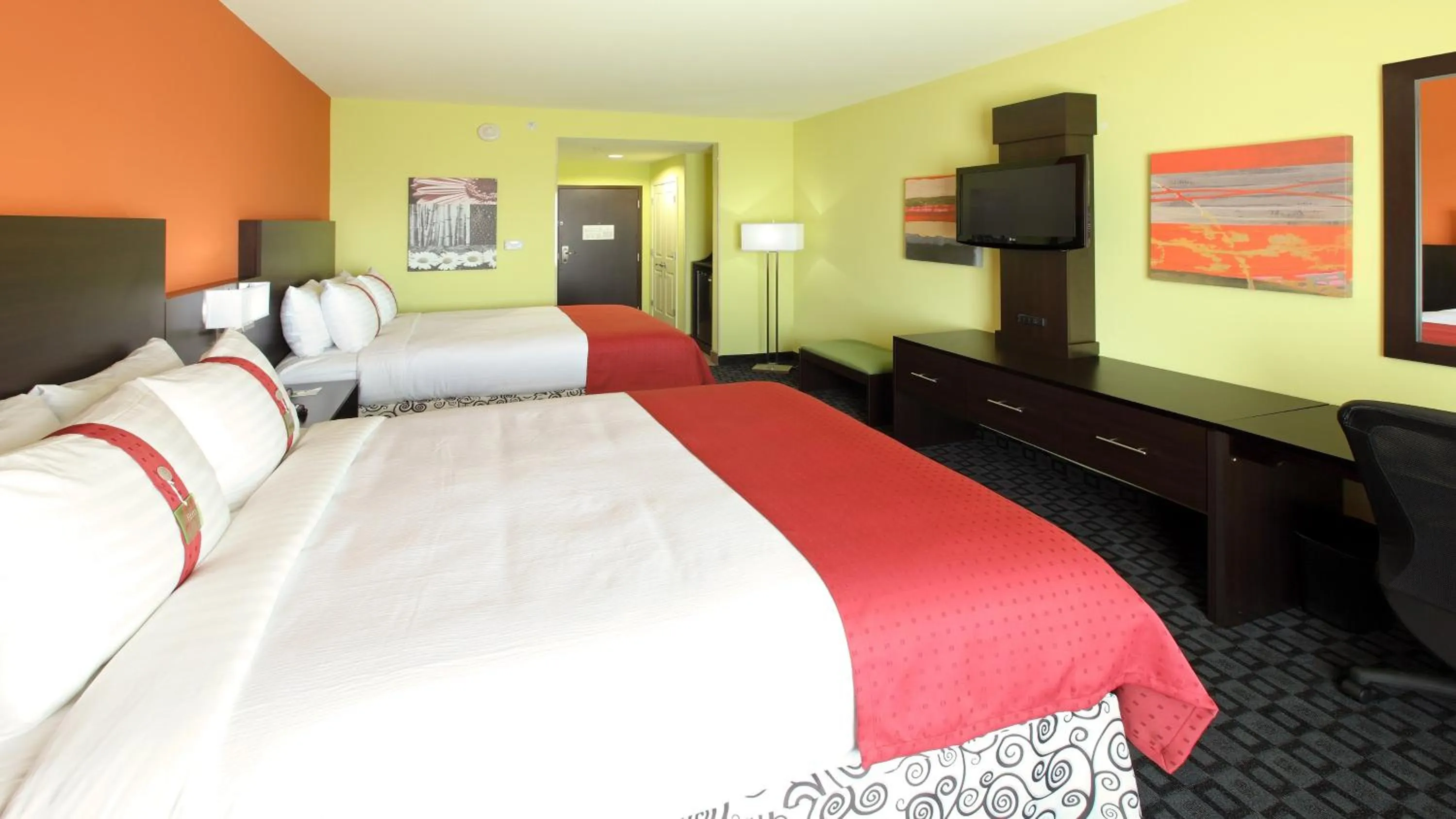 Photo of the whole room, Bed in Holiday Inn Garland by IHG