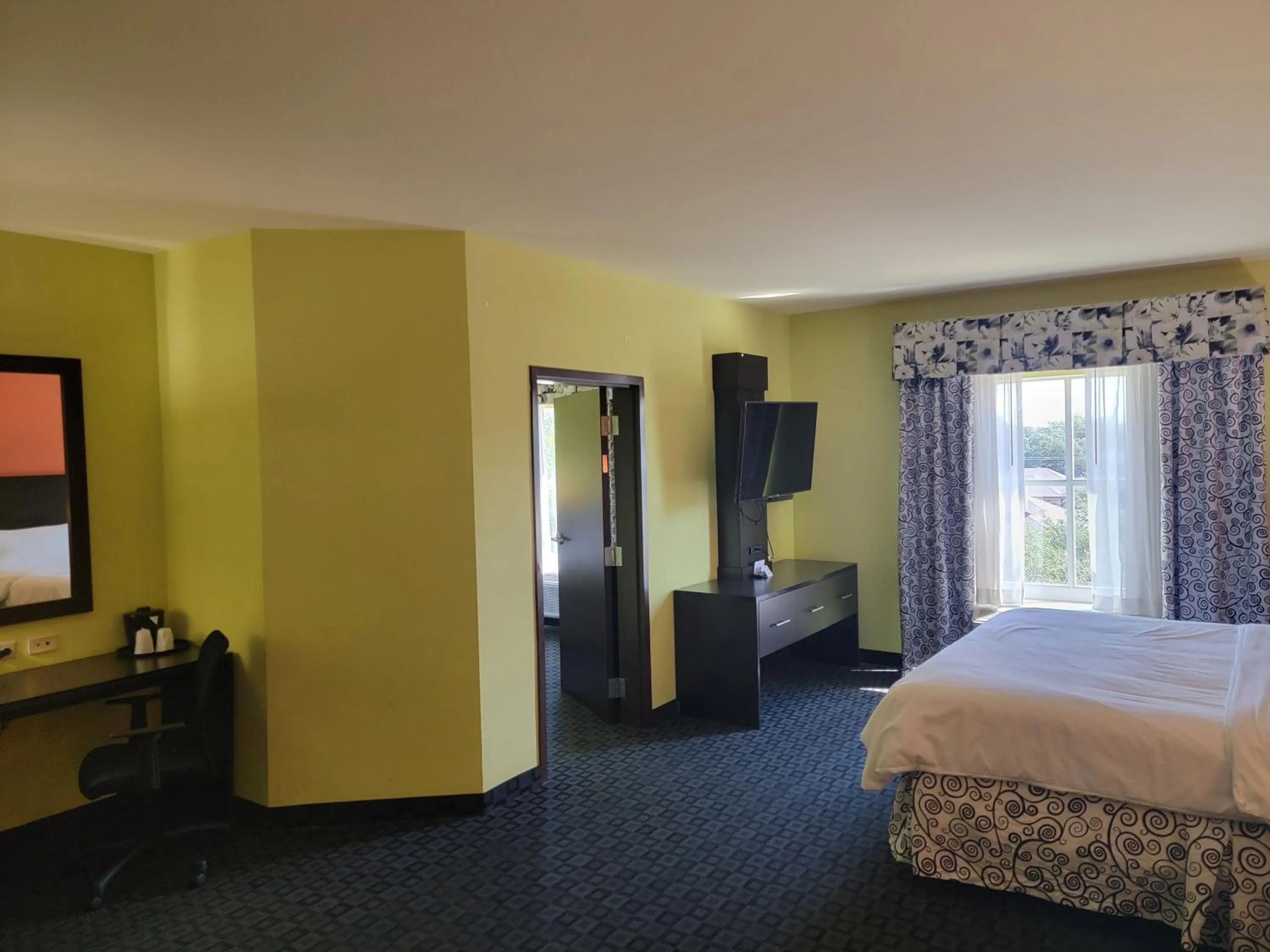 Photo of the whole room, Bed in Holiday Inn Garland by IHG