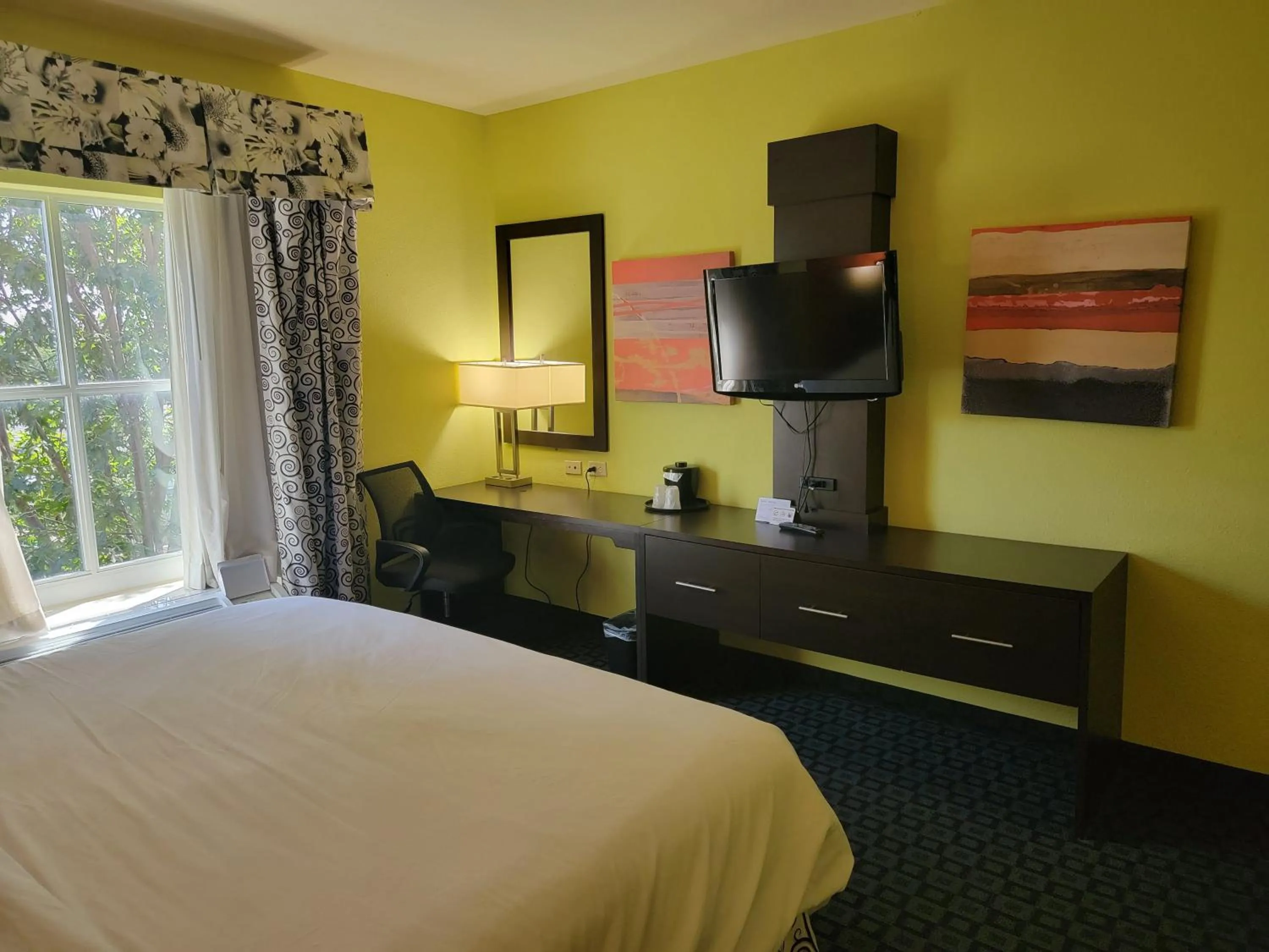 Photo of the whole room, Bed in Holiday Inn Garland by IHG