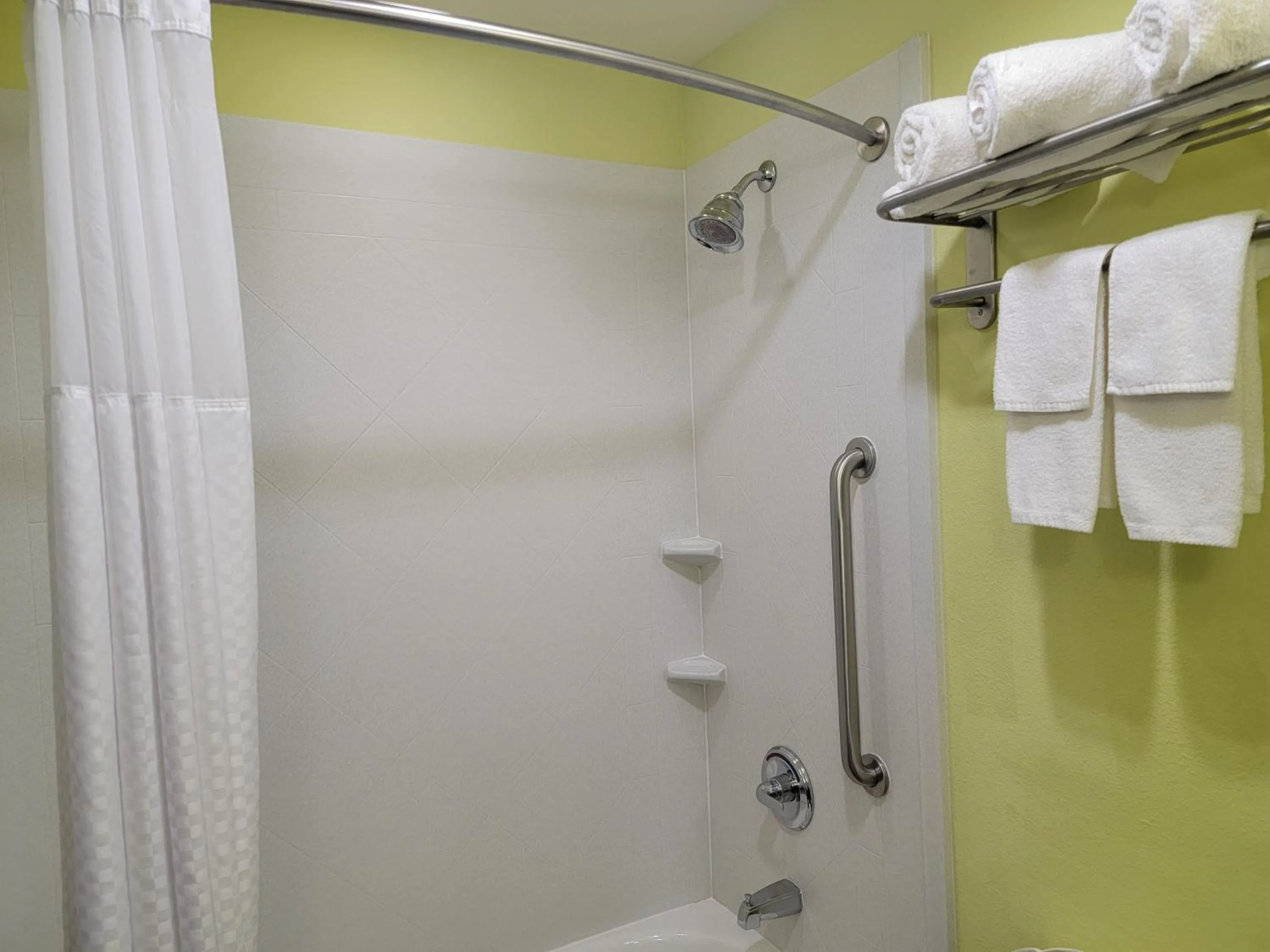 Photo of the whole room in Holiday Inn Garland by IHG