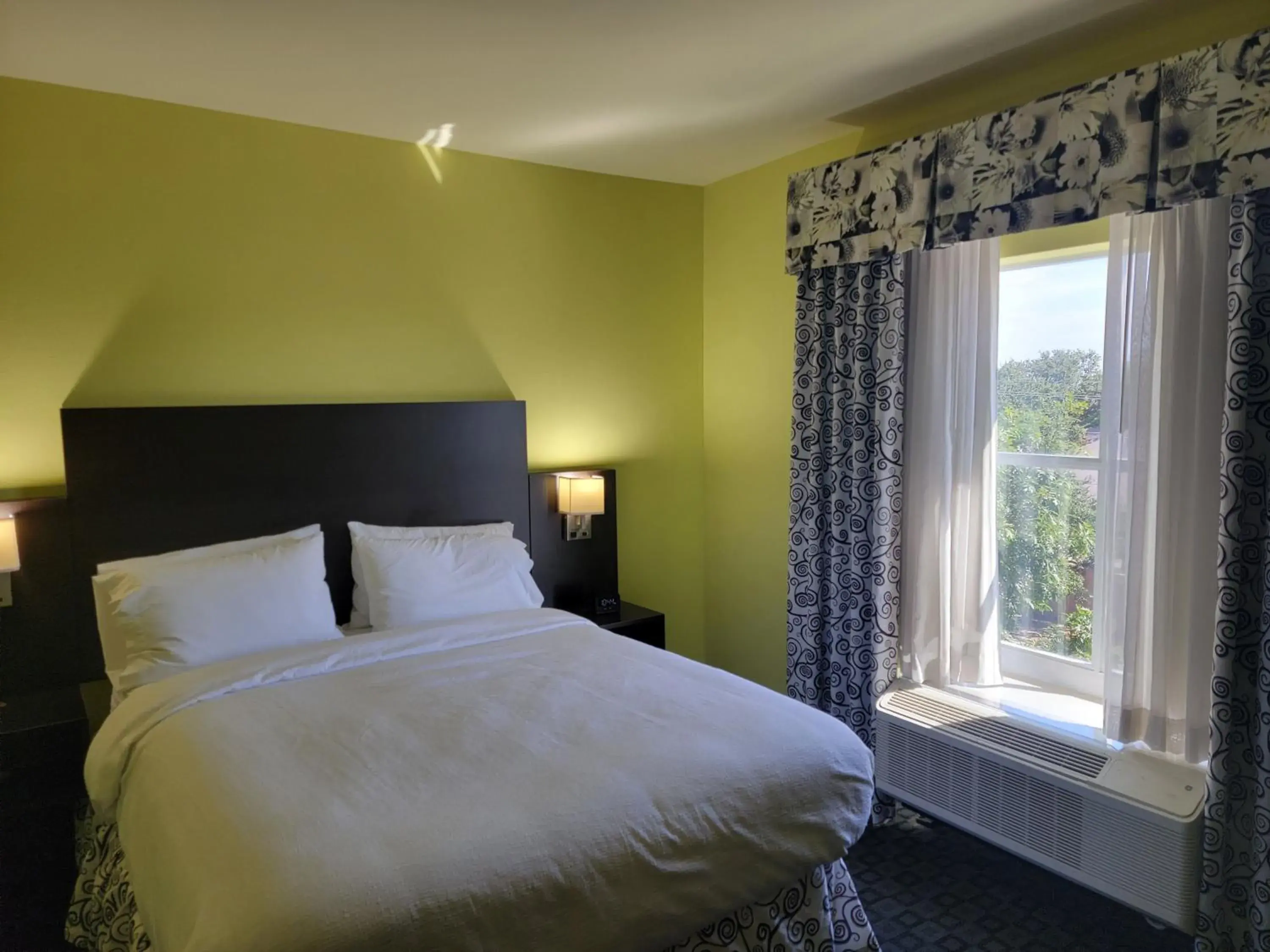 Deluxe King Room - Mobility Access in Holiday Inn Garland by IHG Deluxe King Room - Mobility Access in Holiday Inn Garland by IHG