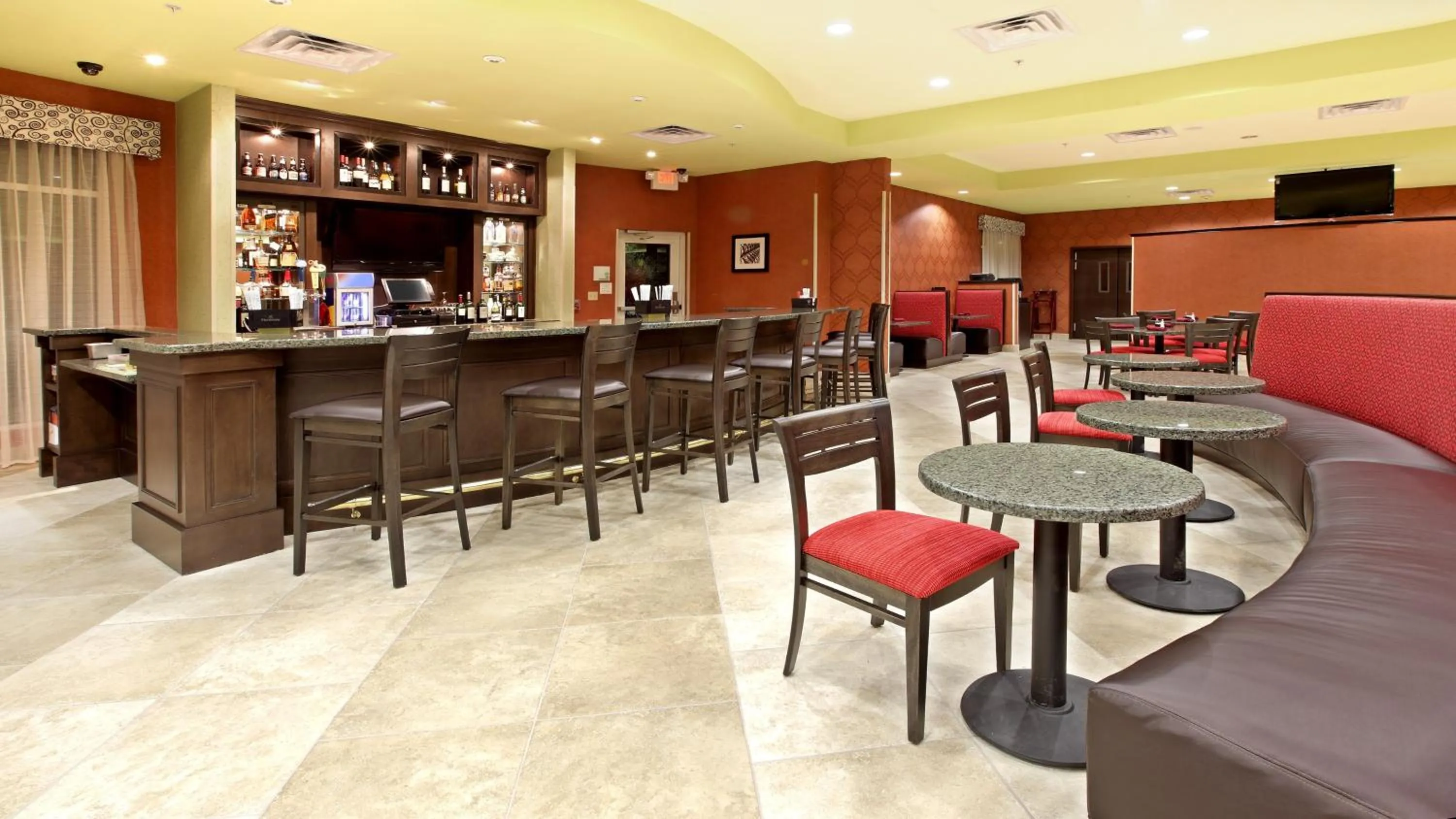 Lounge or bar in Holiday Inn Garland by IHG