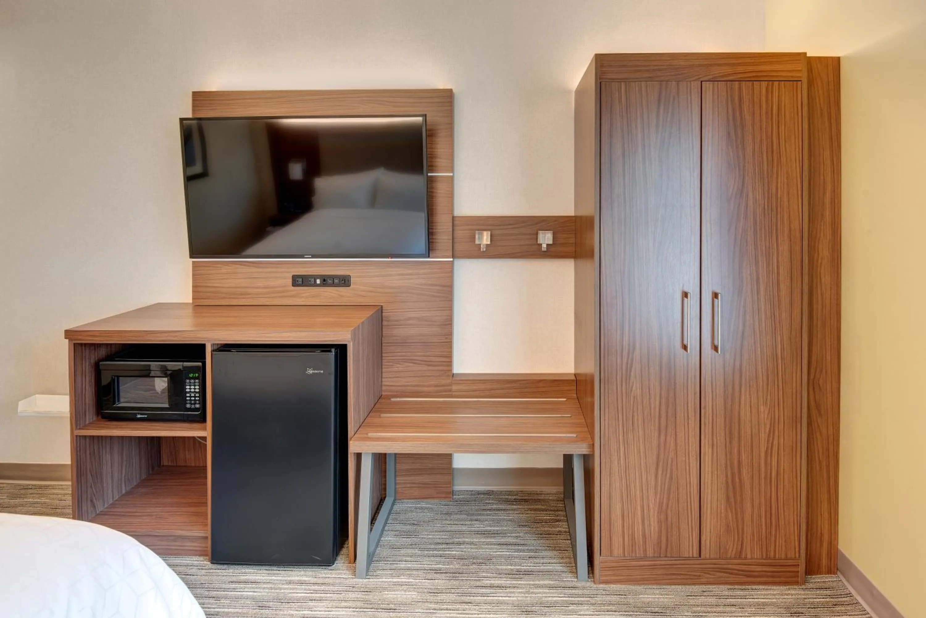 Living room in Holiday Inn Express & Suites West Long Branch - Eatontown by IHG