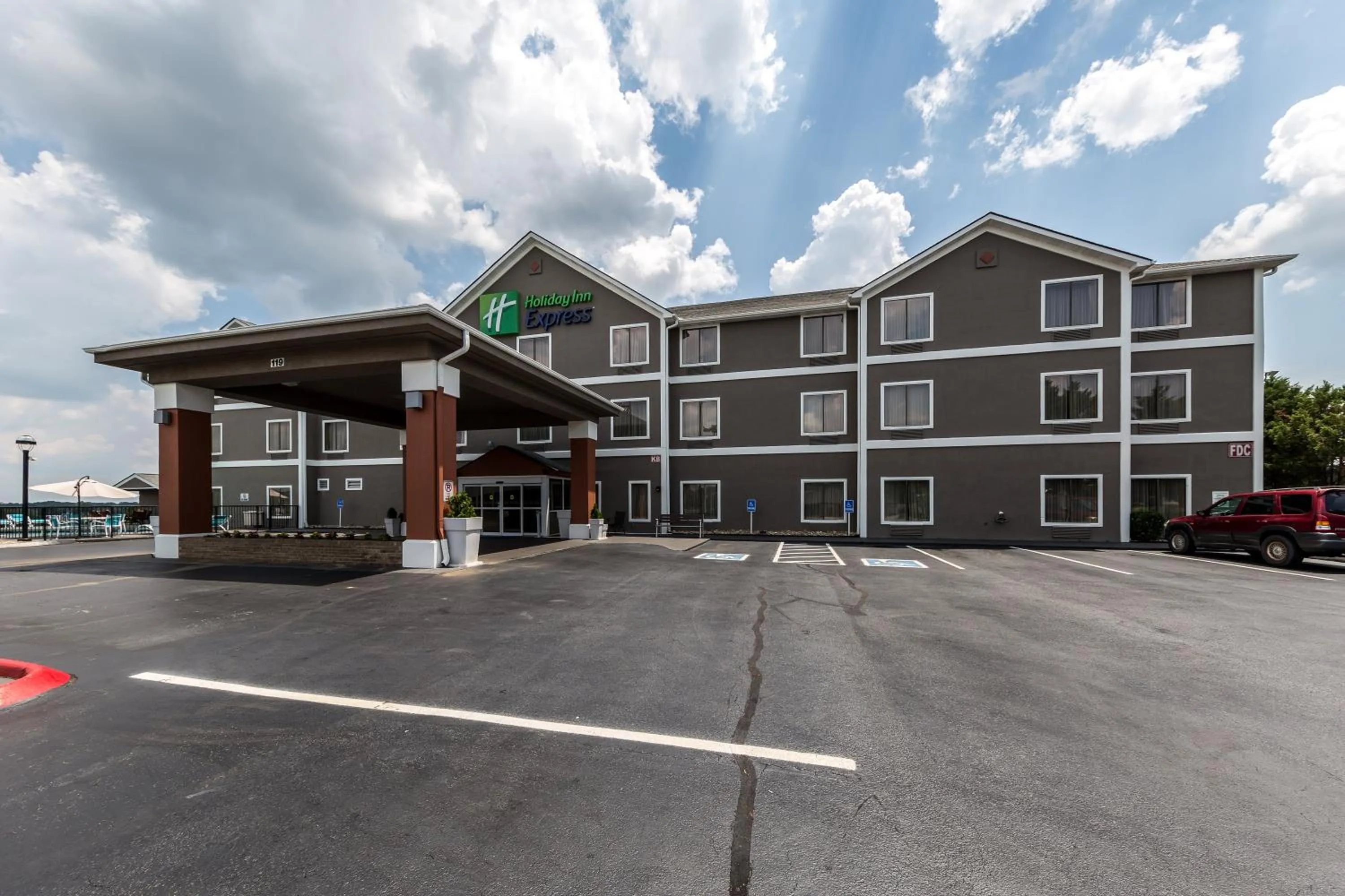 Property building in Holiday Inn Express Dandridge by IHG