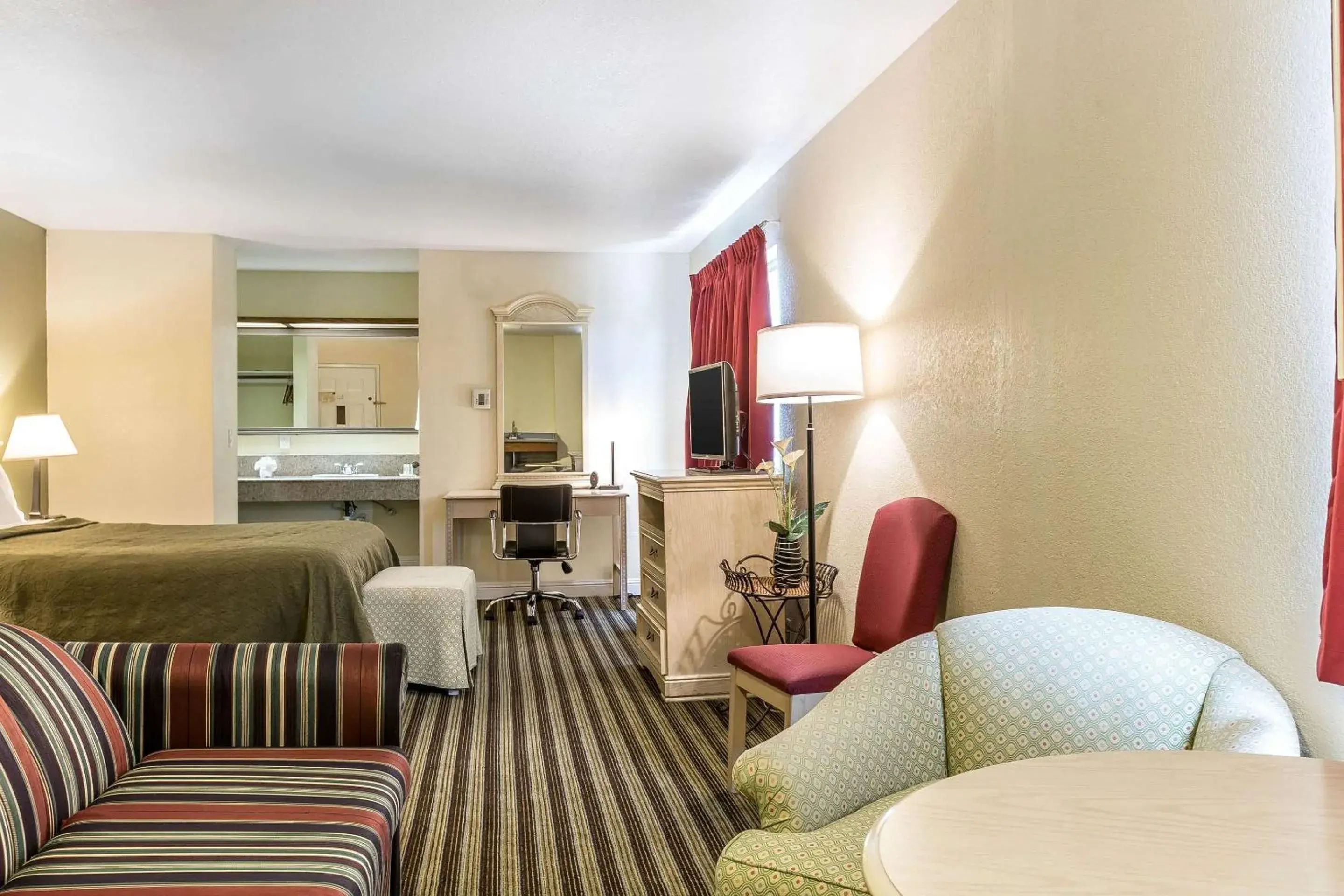 Photo of the whole room, Bed in Quality Inn Salinas Photo of the whole room, Bed in Quality Inn Salinas