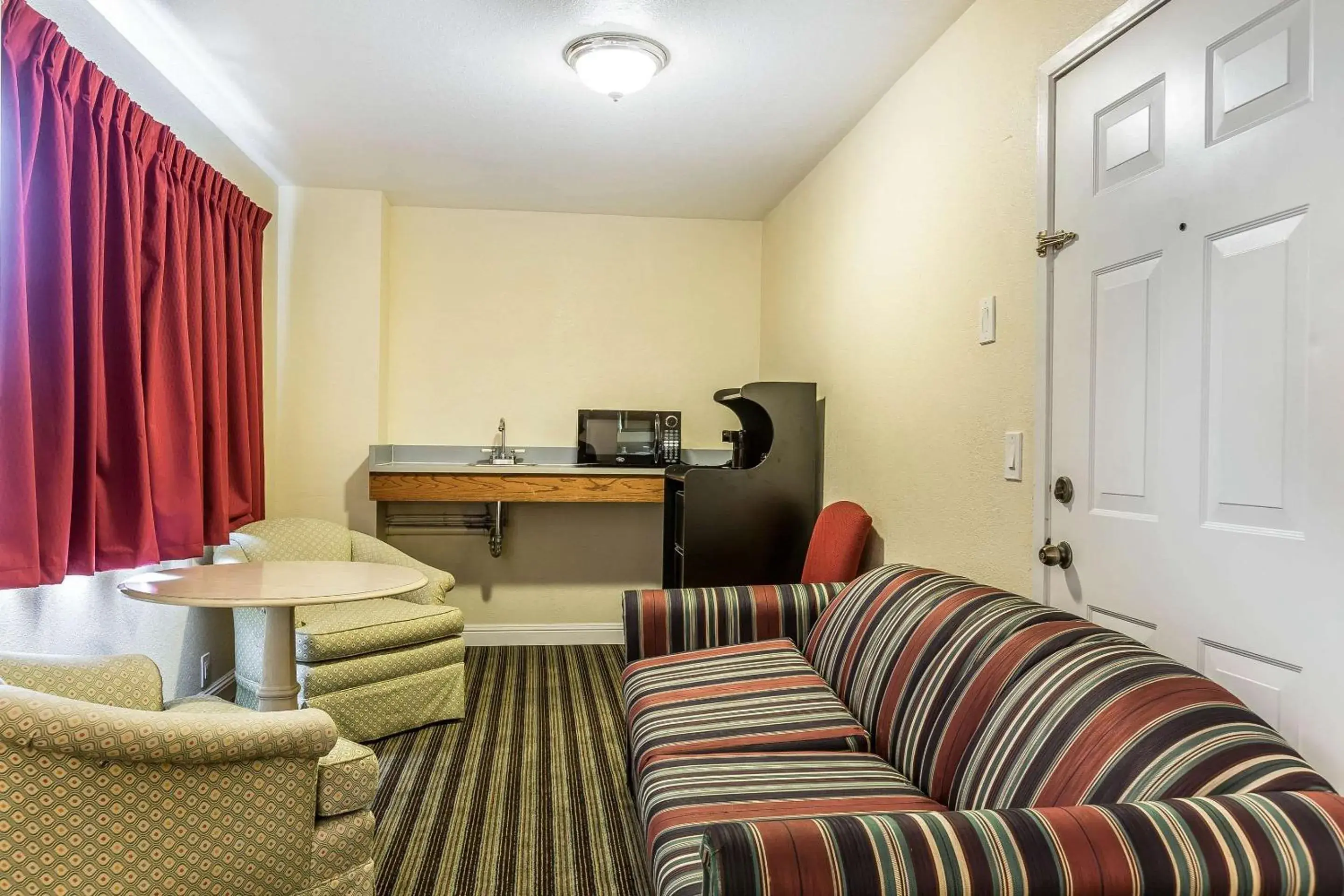 Photo of the whole room in Quality Inn Salinas Photo of the whole room in Quality Inn Salinas