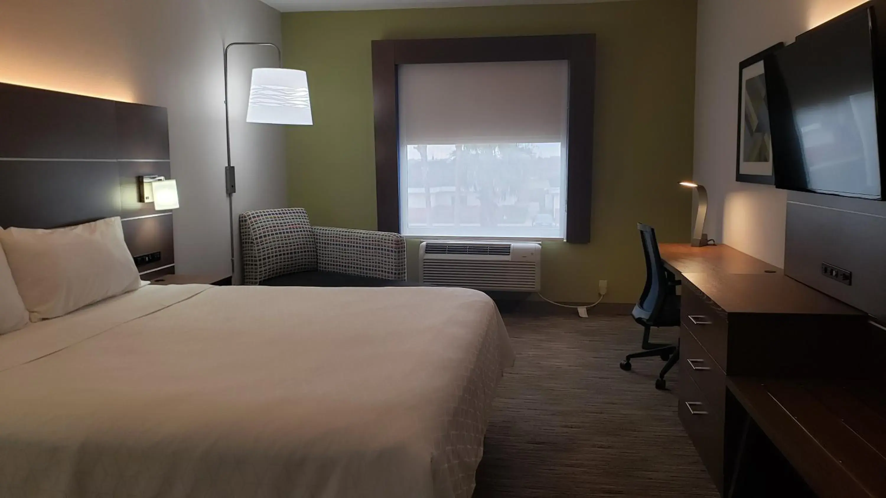 Bed in Holiday Inn Express Hotel and Suites Weslaco by IHG Bed in Holiday Inn Express Hotel and Suites Weslaco by IHG
