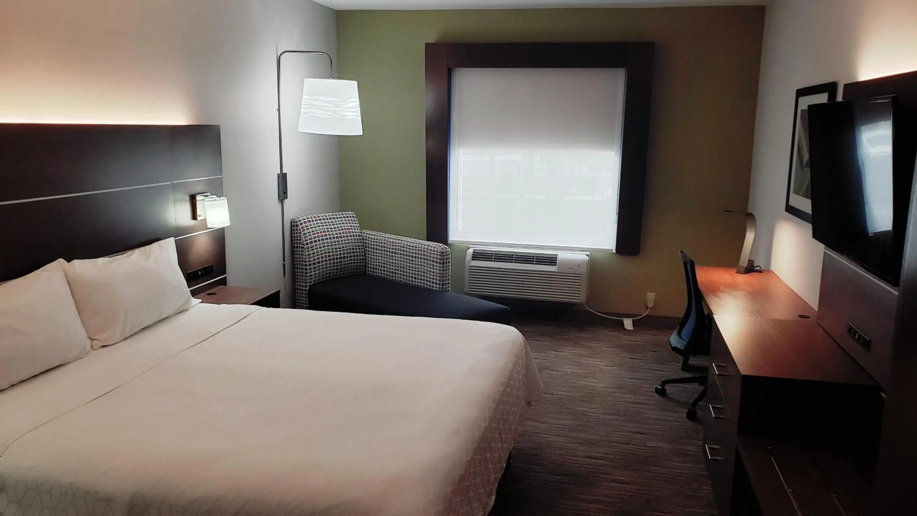 Photo of the whole room, Bed in Holiday Inn Express Hotel and Suites Weslaco by IHG