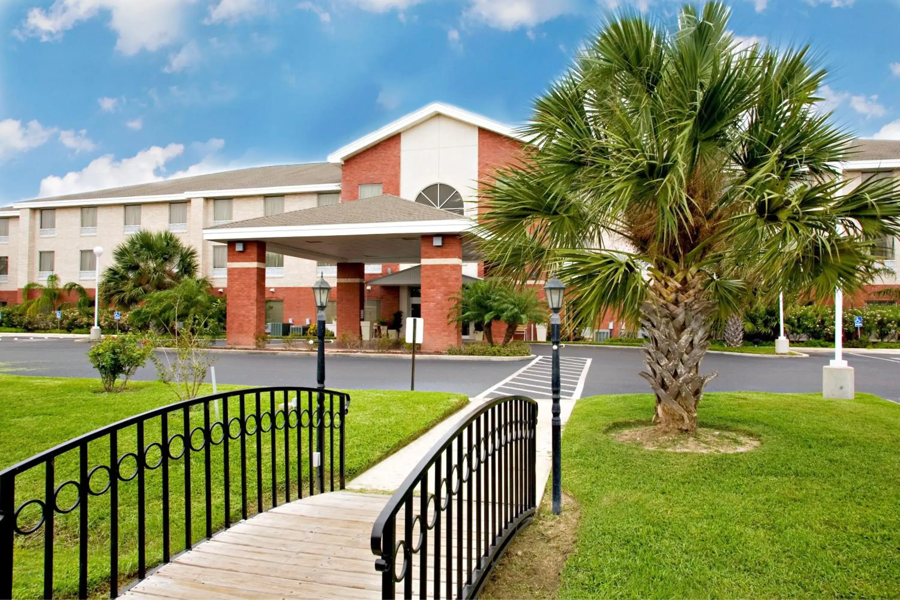 Property building in Holiday Inn Express Hotel and Suites Weslaco by IHG Property building in Holiday Inn Express Hotel and Suites Weslaco by IHG